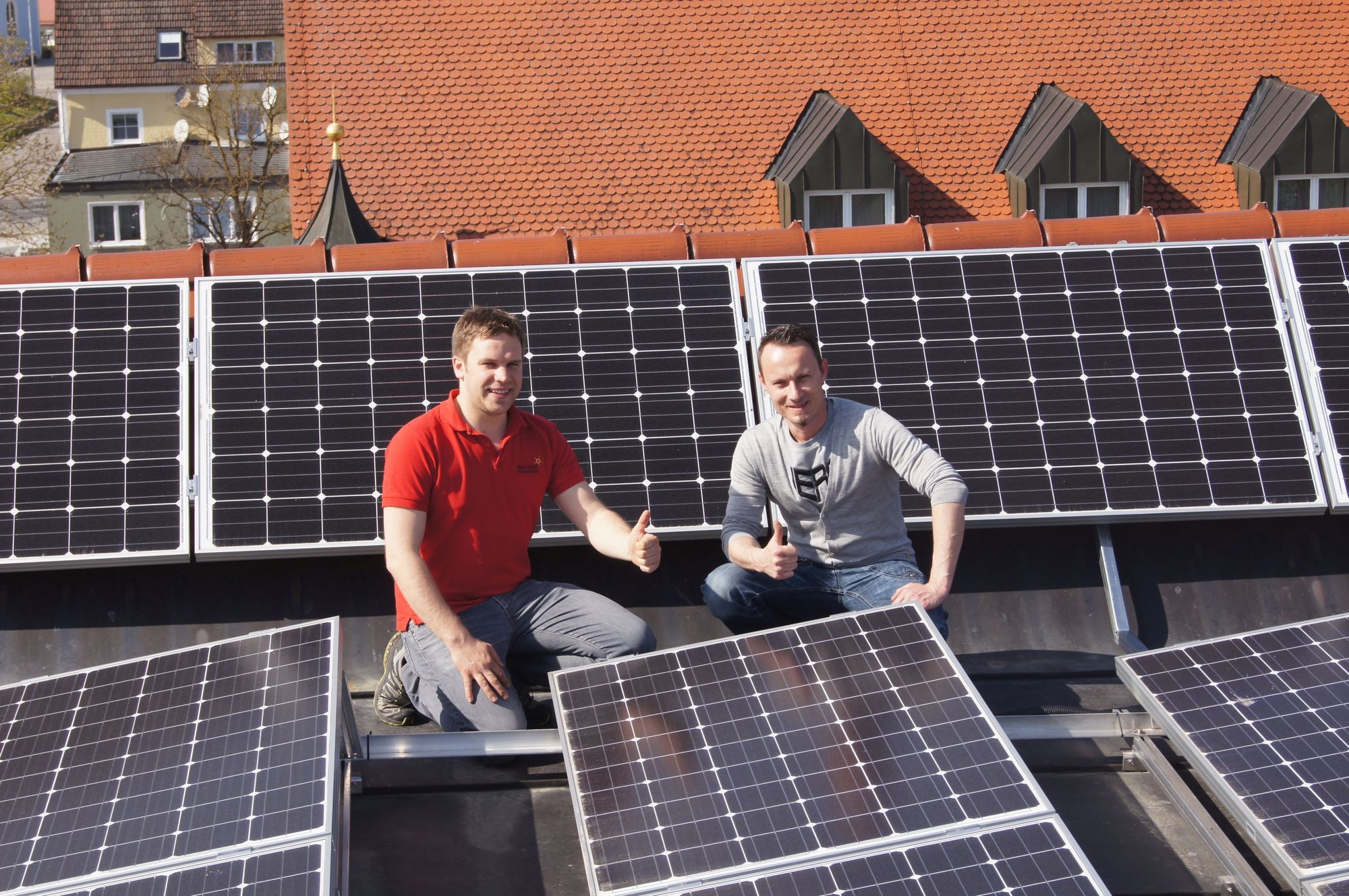 Paramedic-Juniorchef Alexander Eller (rechts) und Felix Steber von ÖKO-HAUS, der die Anlage installiert hat. Foto: ÖKO-HAUS
