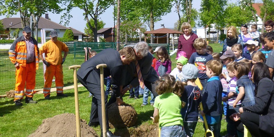 Gemeinsam mit Kindergartenkindern feierte FRANKENRASTER den Tag des Baumes. Foto: FRANKENRATER GmbH
