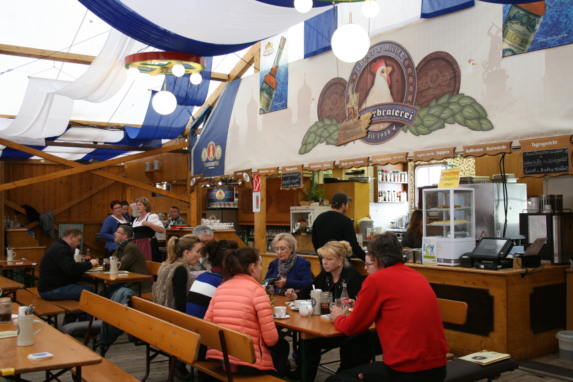Positive Zwischenbilanz nach einer Woche Osterplärrer: Die Augsburger feiern ausgelassen und friedlich. Foto: B4B SCHWABEN