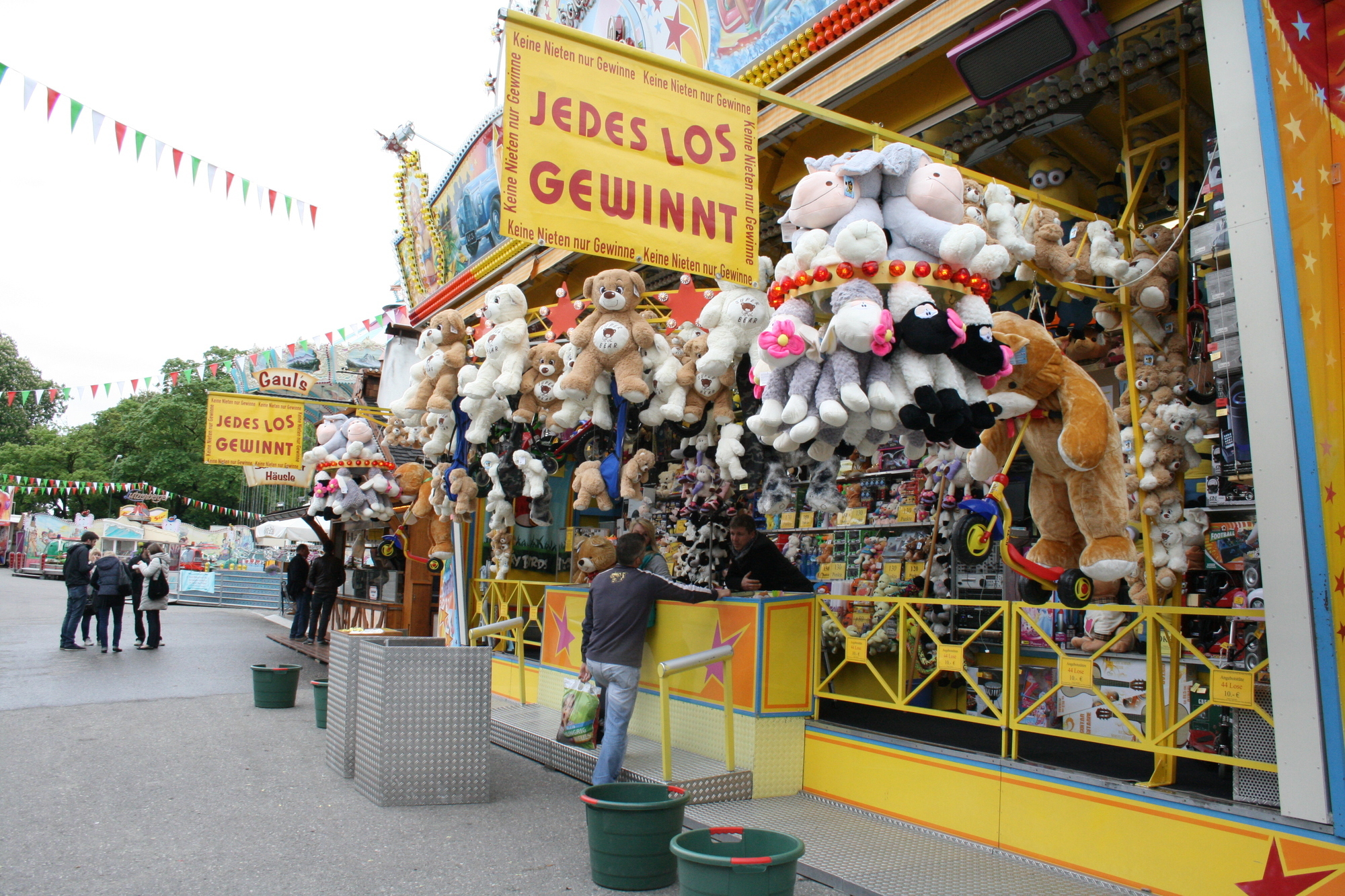 Positive Zwischenbilanz nach einer Woche Osterplärrer: Die Augsburger feiern ausgelassen und friedlich. Foto: B4B SCHWABEN