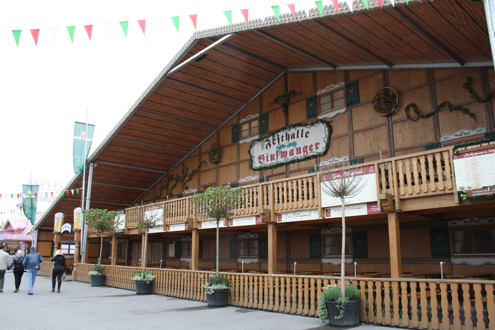 Positive Zwischenbilanz nach einer Woche Osterplärrer: Die Augsburger feiern ausgelassen und friedlich. Foto: B4B SCHWABEN