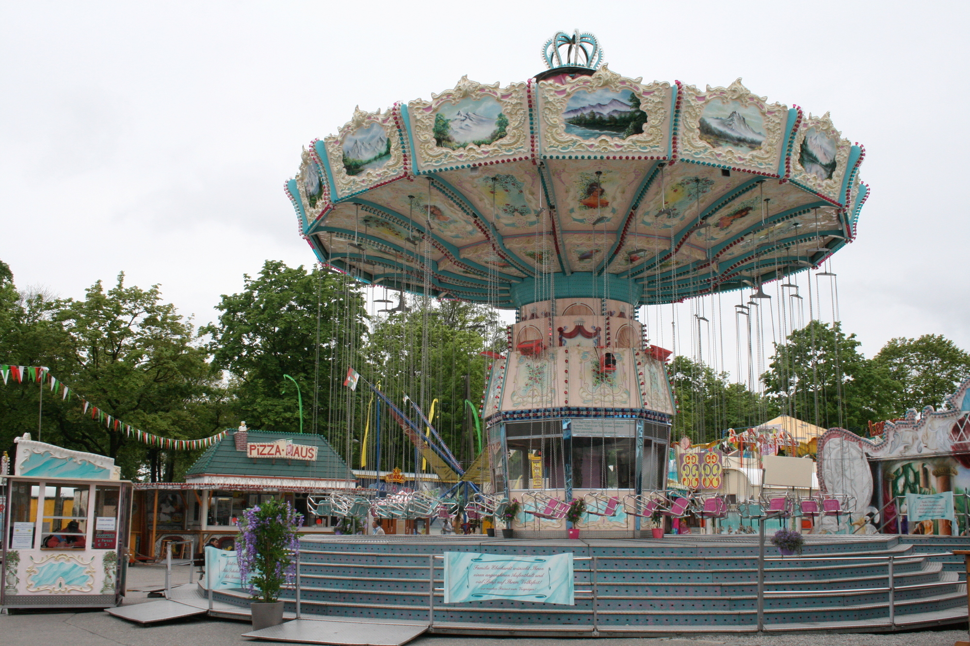 Positive Zwischenbilanz nach einer Woche Osterplärrer: Die Augsburger feiern ausgelassen und friedlich. Foto: B4B SCHWABEN