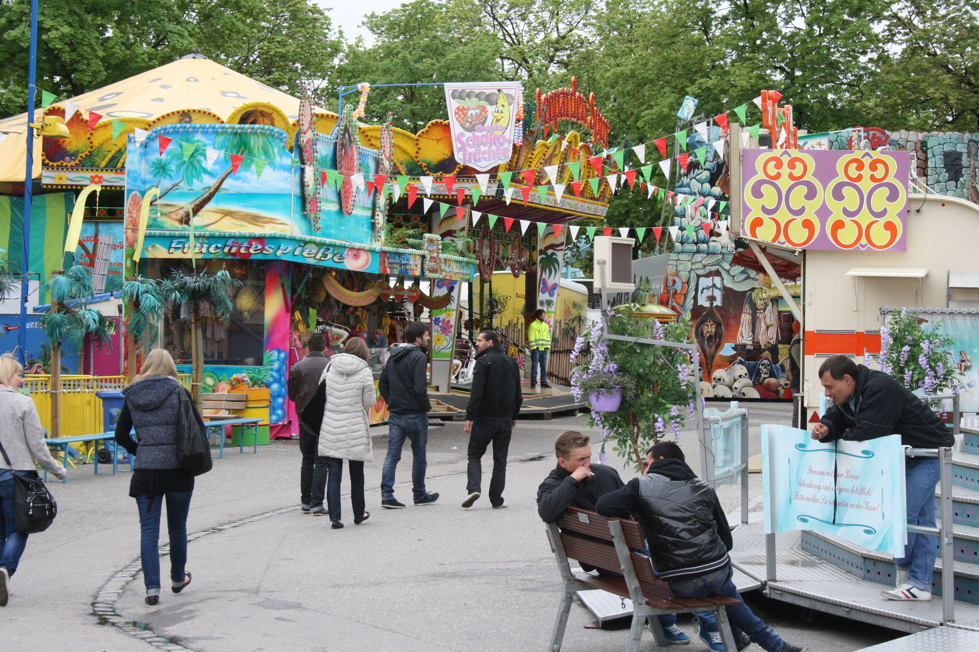 Positive Zwischenbilanz nach einer Woche Osterplärrer: Die Augsburger feiern ausgelassen und friedlich. Foto: B4B SCHWABEN