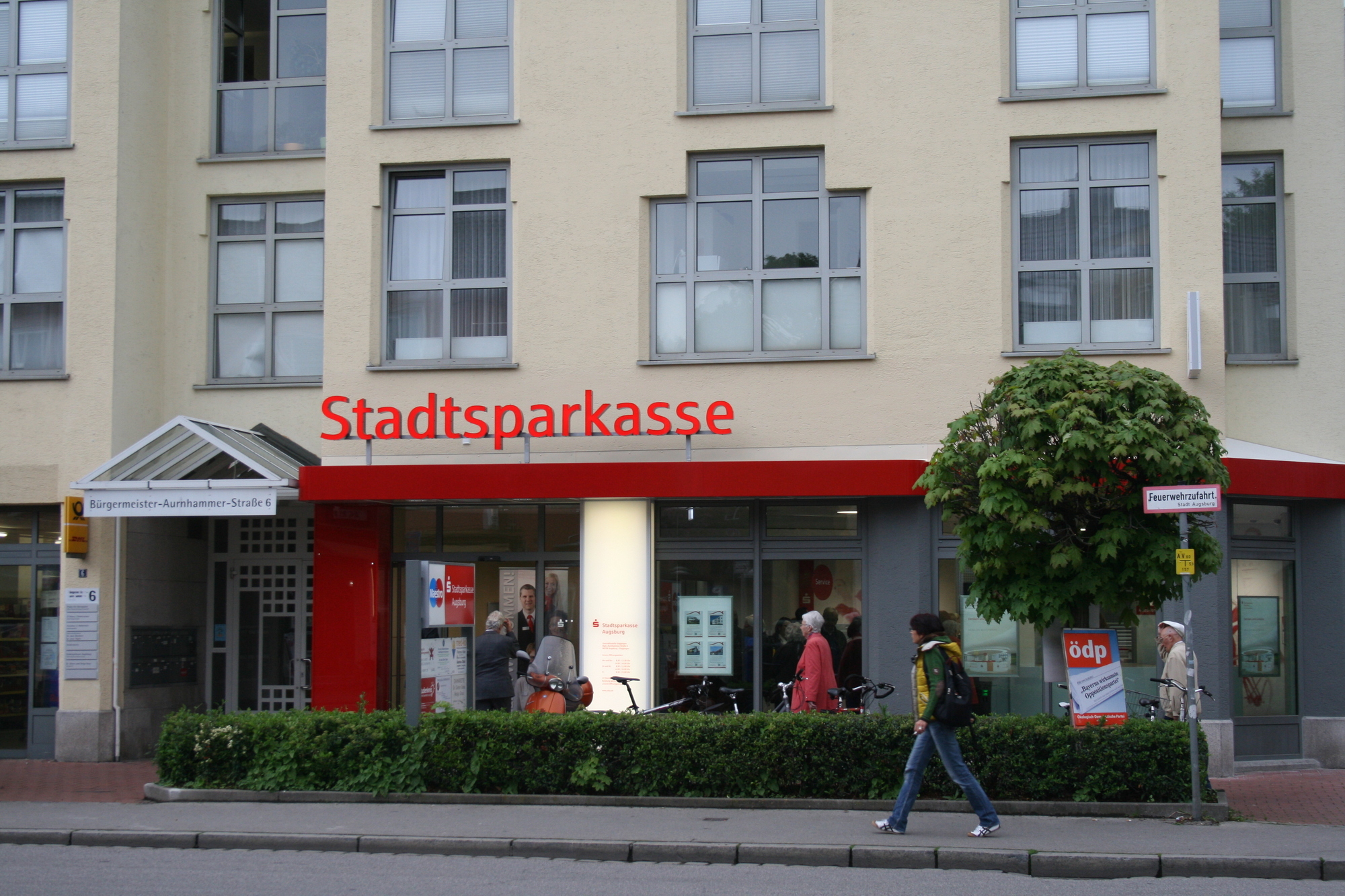 Die Stadtsparkasse Augsburg feierte gemeinsam mit vielen Gästen die Wiedereröffnung der Filiale in Göggingen. Foto: B4B SCHWABEN