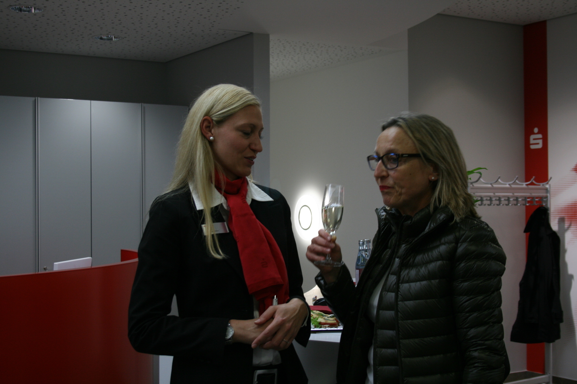 Die Stadtsparkasse Augsburg feierte gemeinsam mit vielen Gästen die Wiedereröffnung der Filiale in Göggingen. Foto: B4B SCHWABEN