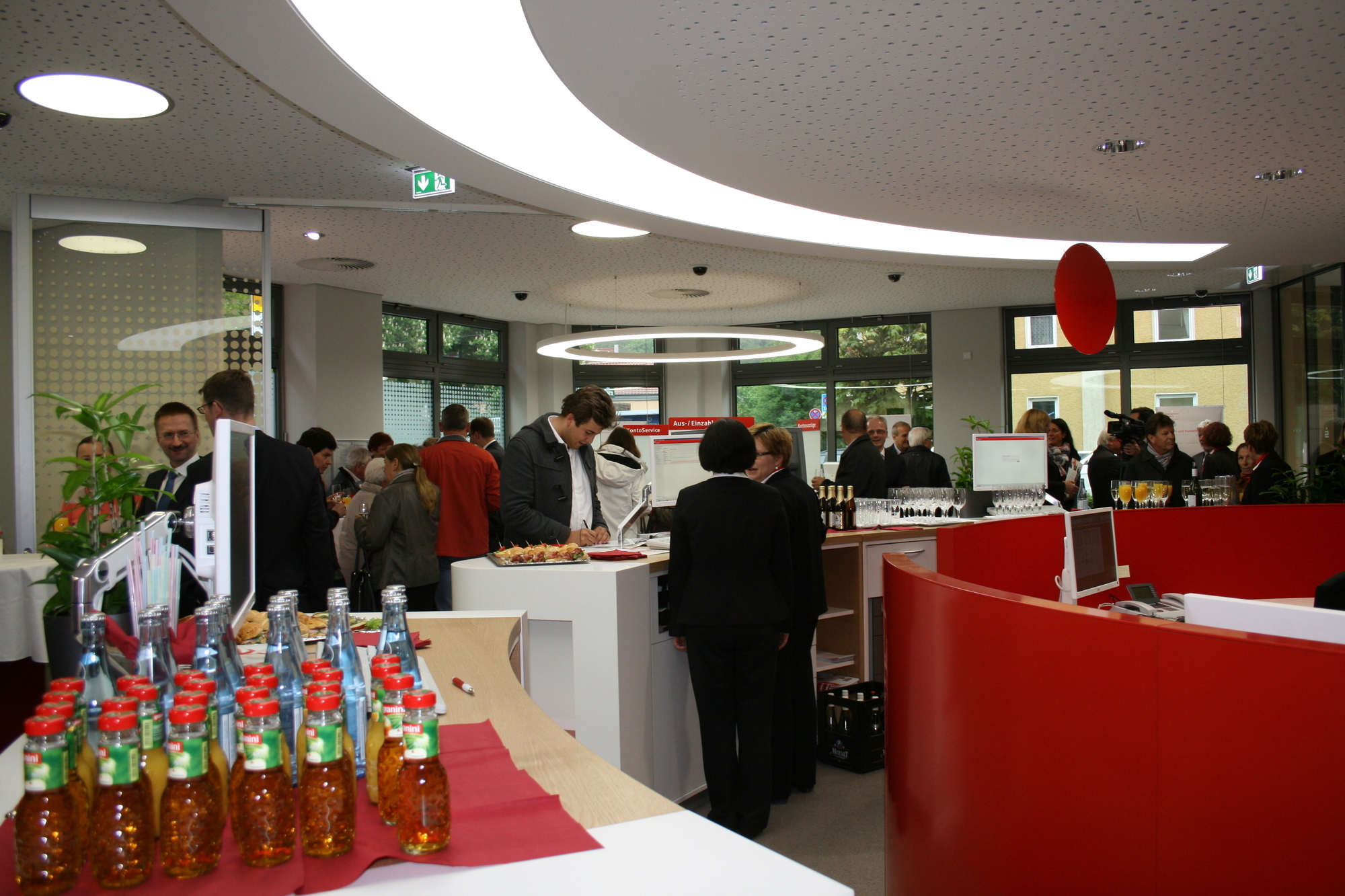 Die Stadtsparkasse Augsburg feierte gemeinsam mit vielen Gästen die Wiedereröffnung der Filiale in Göggingen. Foto: B4B SCHWABEN