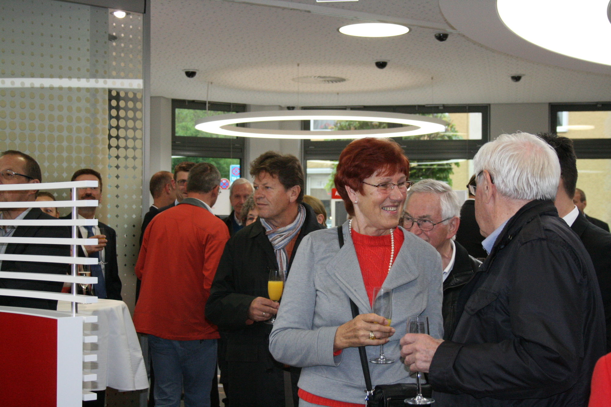 Die Stadtsparkasse Augsburg feierte gemeinsam mit vielen Gästen die Wiedereröffnung der Filiale in Göggingen. Foto: B4B SCHWABEN