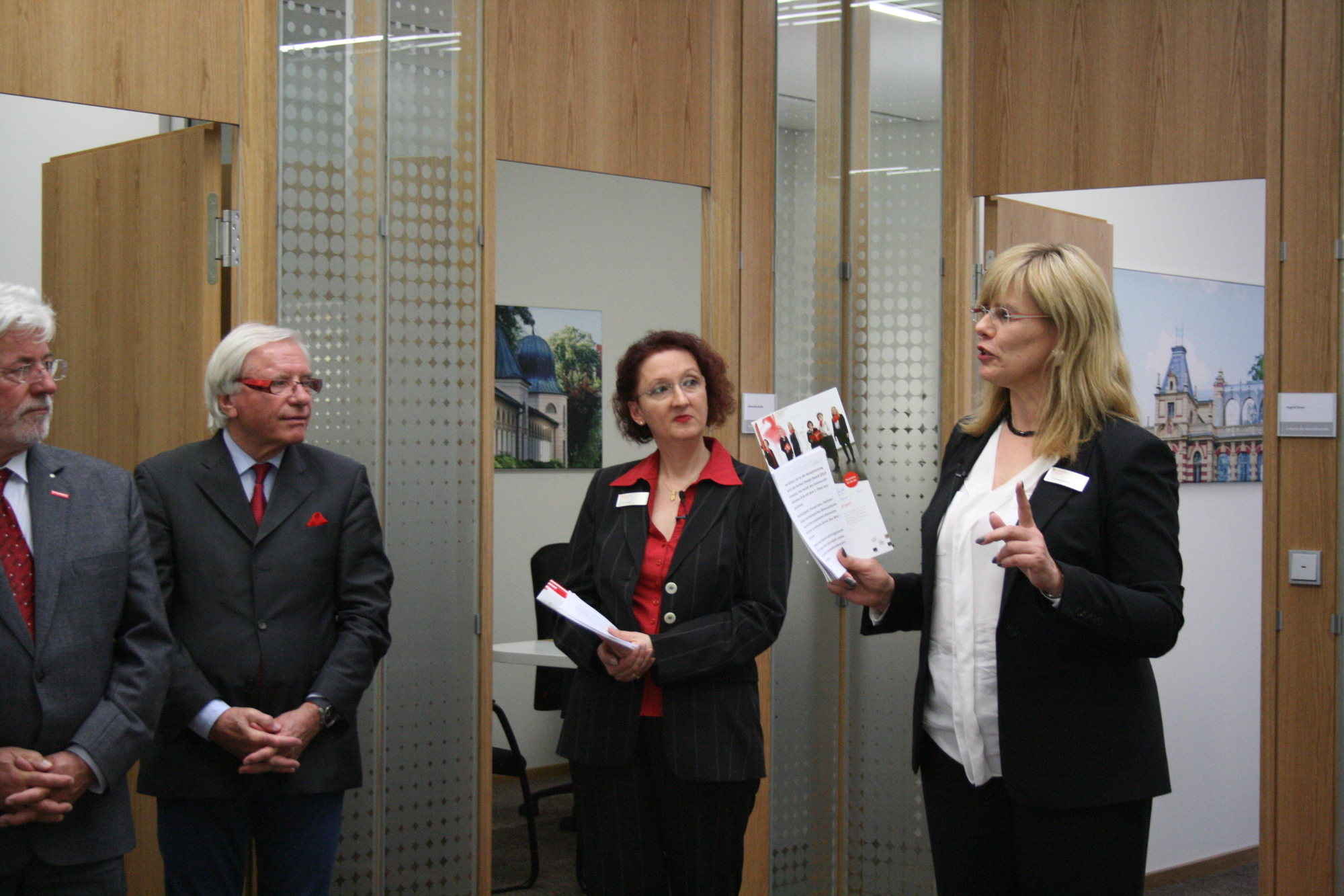 Die Stadtsparkasse Augsburg feierte gemeinsam mit vielen Gästen die Wiedereröffnung der Filiale in Göggingen. Foto: B4B SCHWABEN