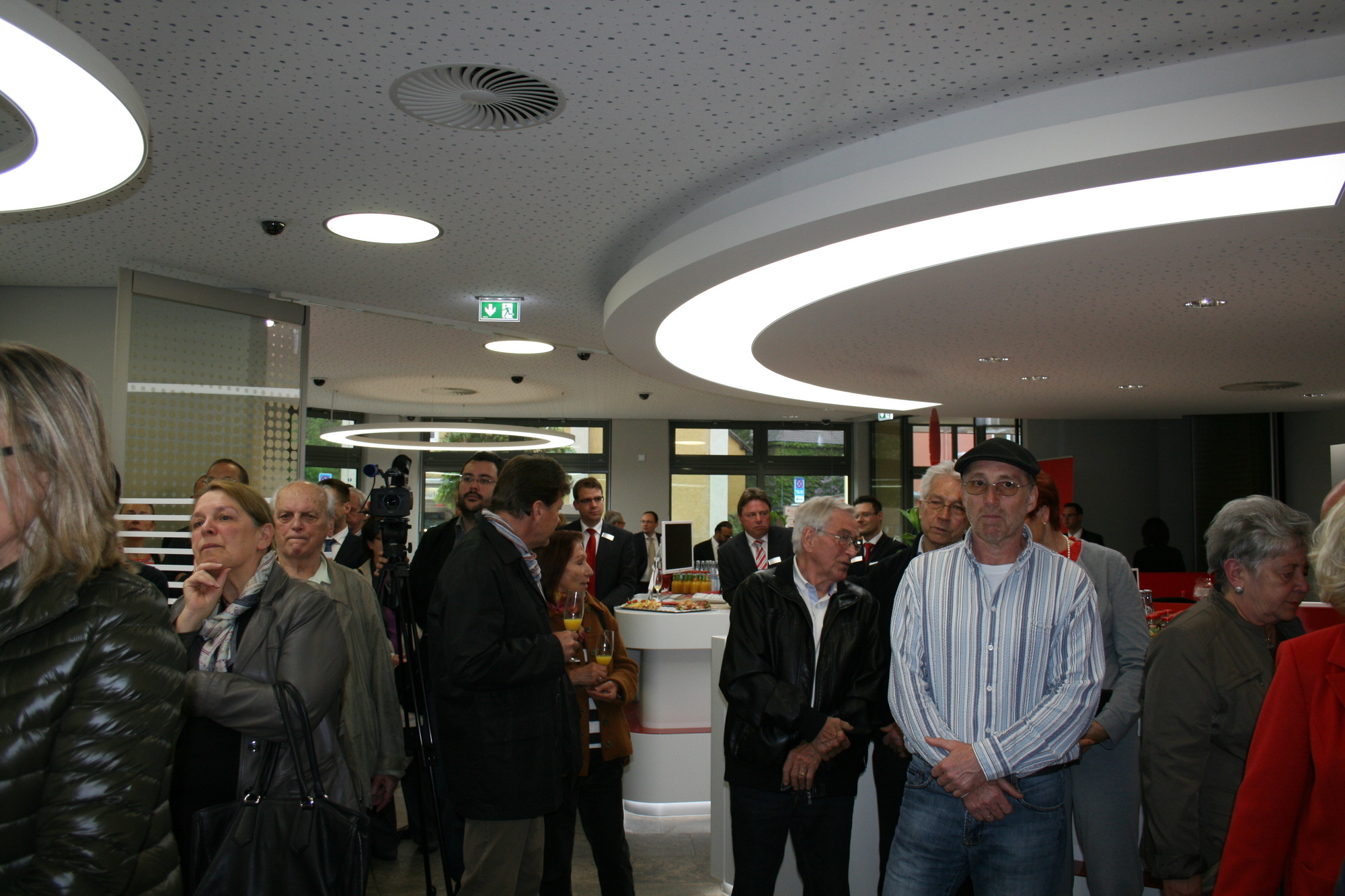 Die Stadtsparkasse Augsburg feierte gemeinsam mit vielen Gästen die Wiedereröffnung der Filiale in Göggingen. Foto: B4B SCHWABEN