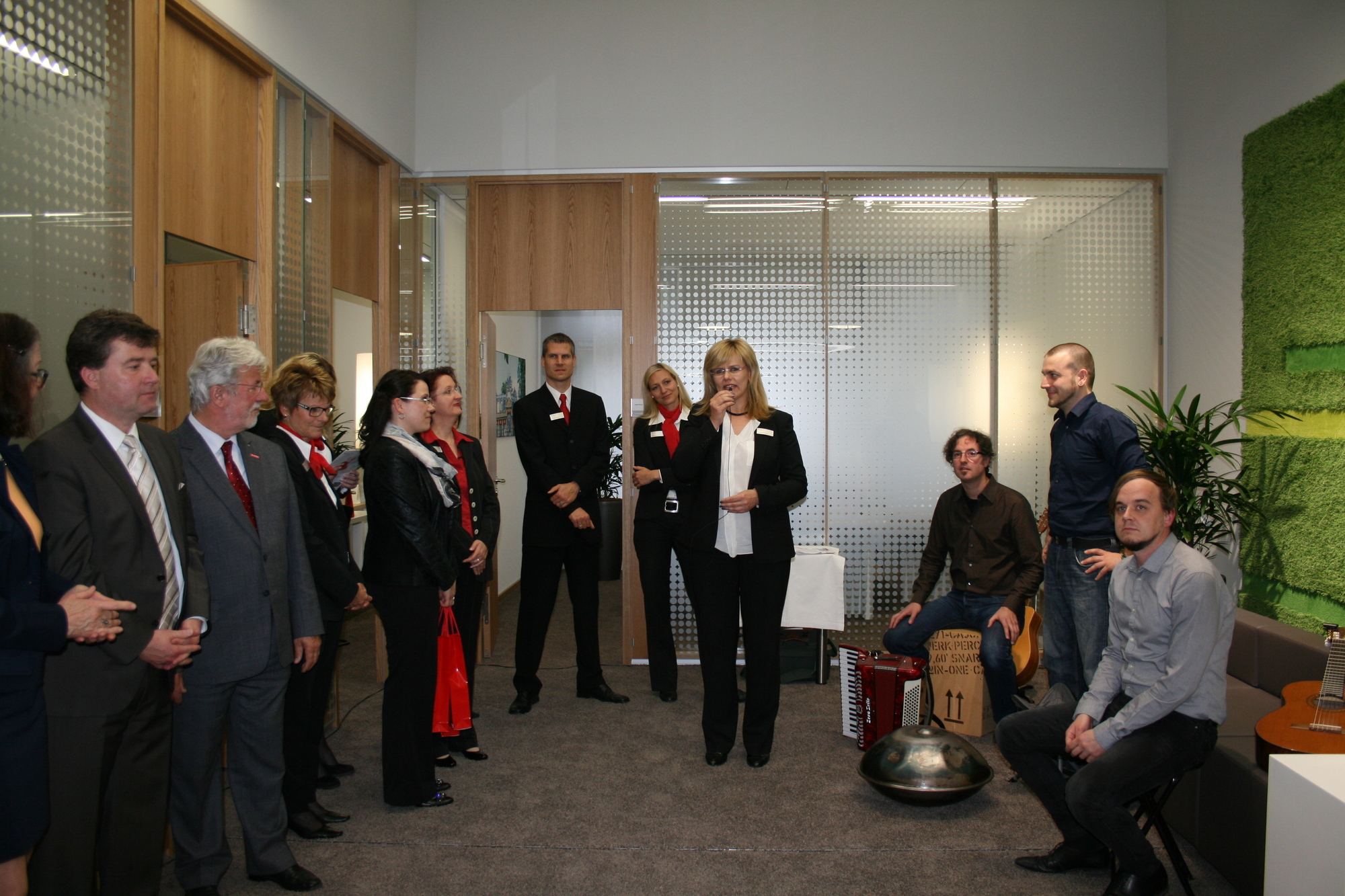 Die Stadtsparkasse Augsburg feierte gemeinsam mit vielen Gästen die Wiedereröffnung der Filiale in Göggingen. Foto: B4B SCHWABEN