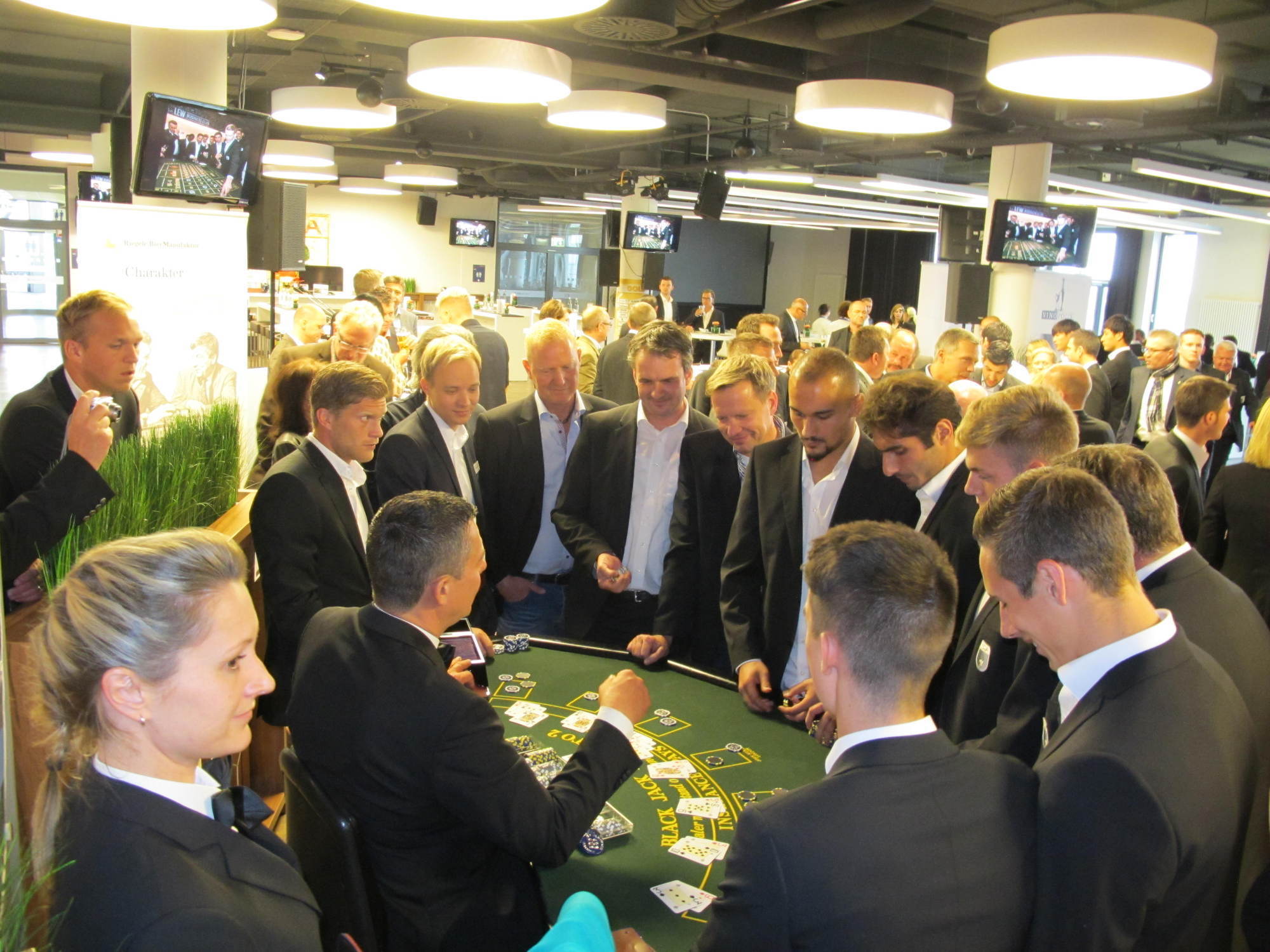 Die Spieler des FC Augsburg trafen sich mit Freunden und Sponsoren bei der Casino Night in der SGL arena. Foto: B4B SCHWABEN