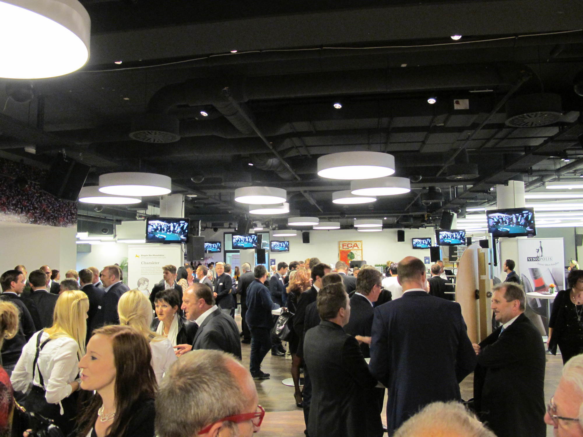 Die Spieler des FC Augsburg trafen sich mit Freunden und Sponsoren bei der Casino Night in der SGL arena. Foto: B4B SCHWABEN