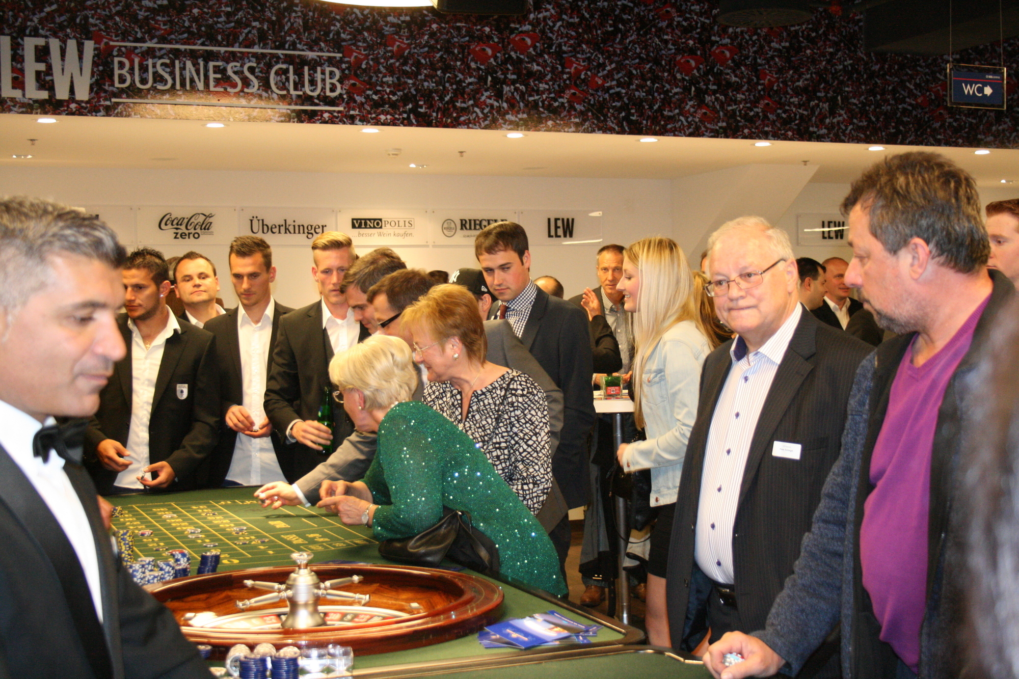 Die Spieler des FC Augsburg trafen sich mit Freunden und Sponsoren bei der Casino Night in der SGL arena. Foto: B4B SCHWABEN