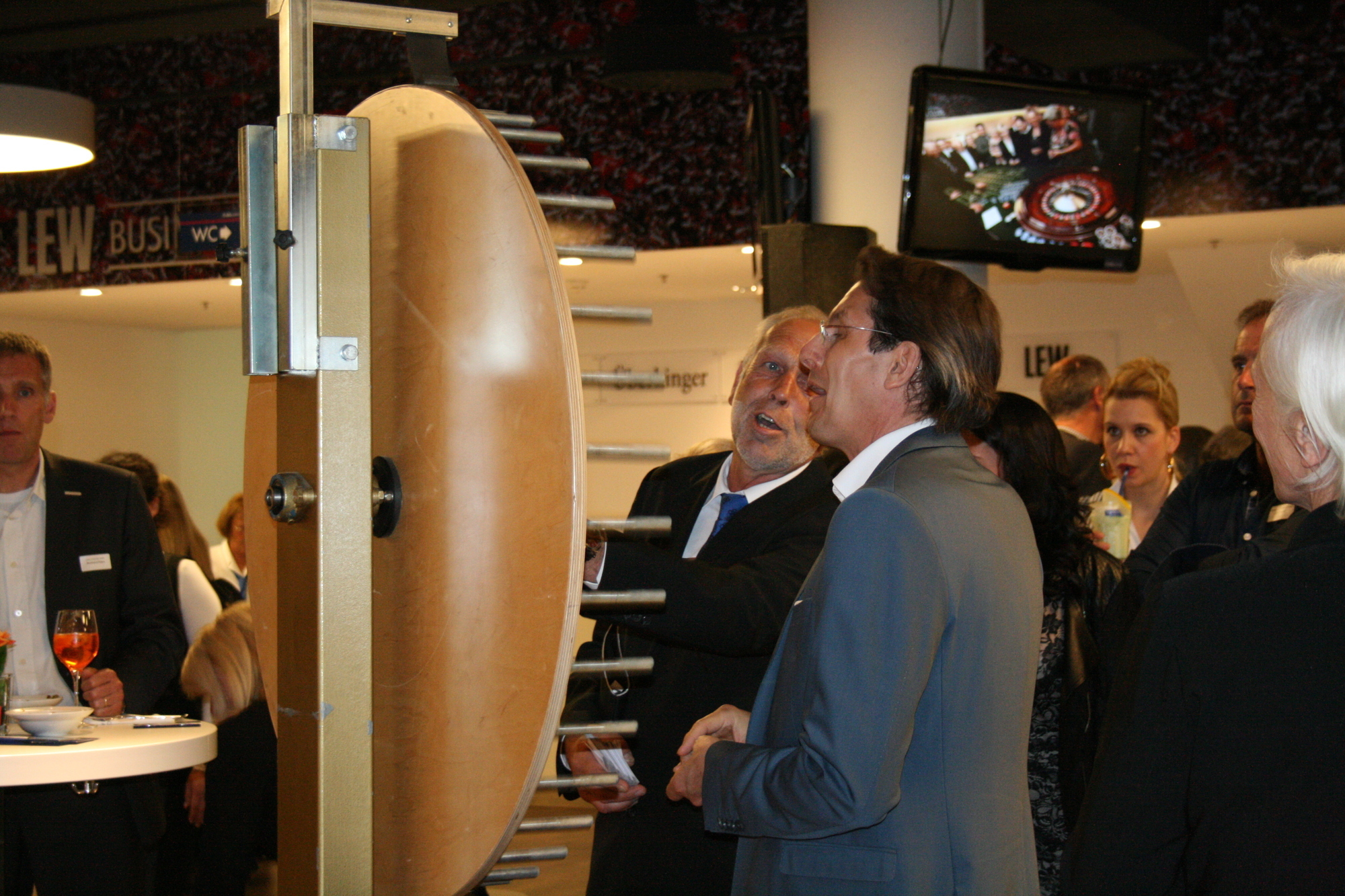 Die Spieler des FC Augsburg trafen sich mit Freunden und Sponsoren bei der Casino Night in der SGL arena. Foto: B4B SCHWABEN