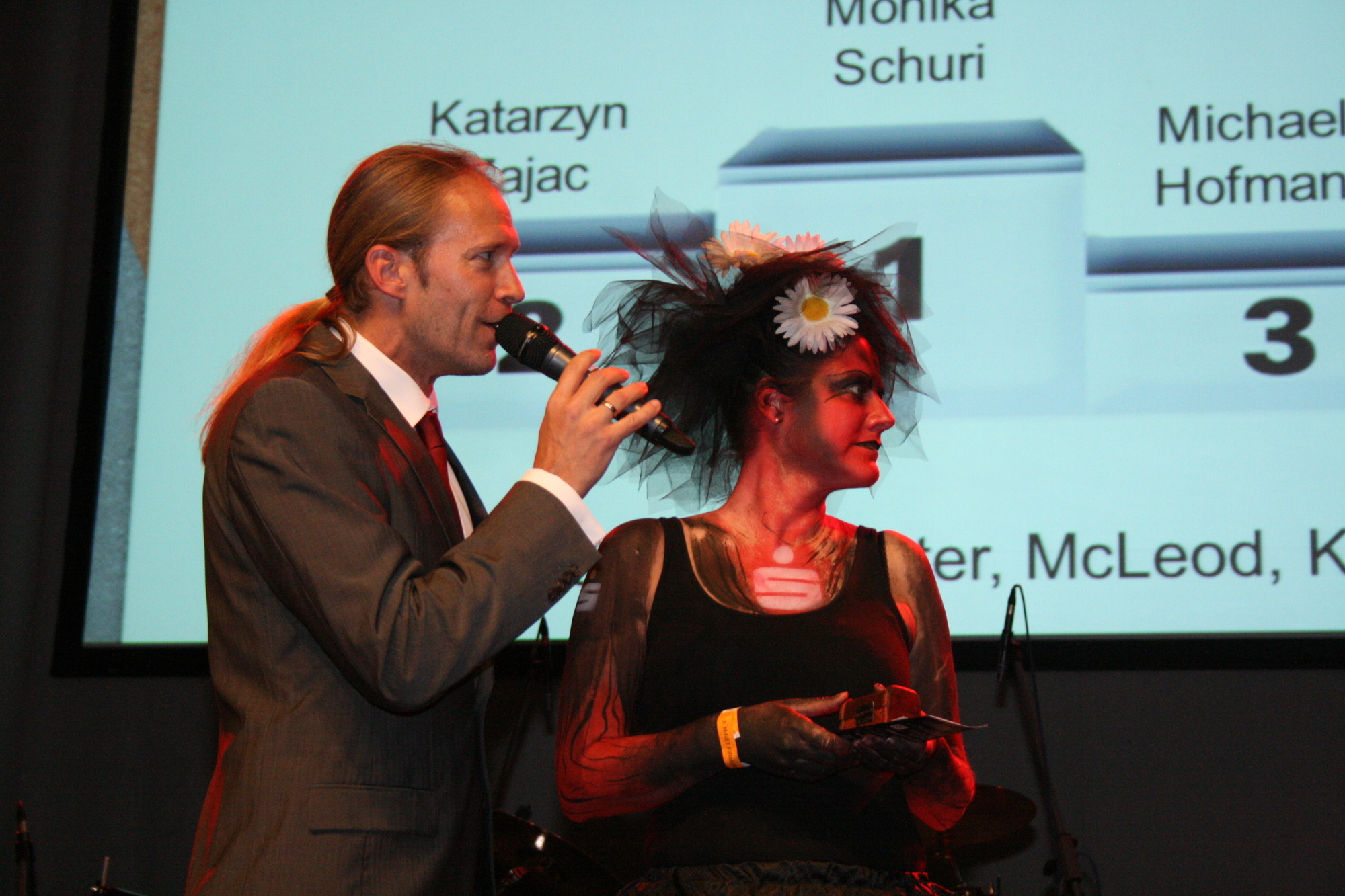 Auf der Party feierten die Läufer ausgelassen mit ihren Fans und den Veranstaltern. Foto: B4B SCHWABEN