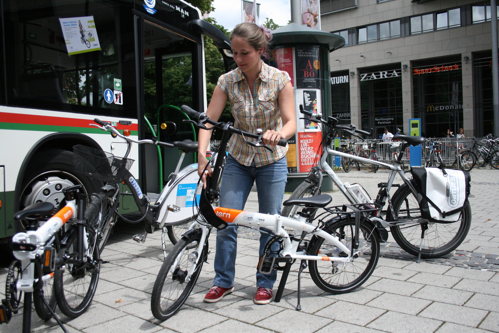 Die Stadtwerke Augsburg stellten gemeinsam mit dem ADFC das swa Faltrad vor. Foto: B4B Schwaben