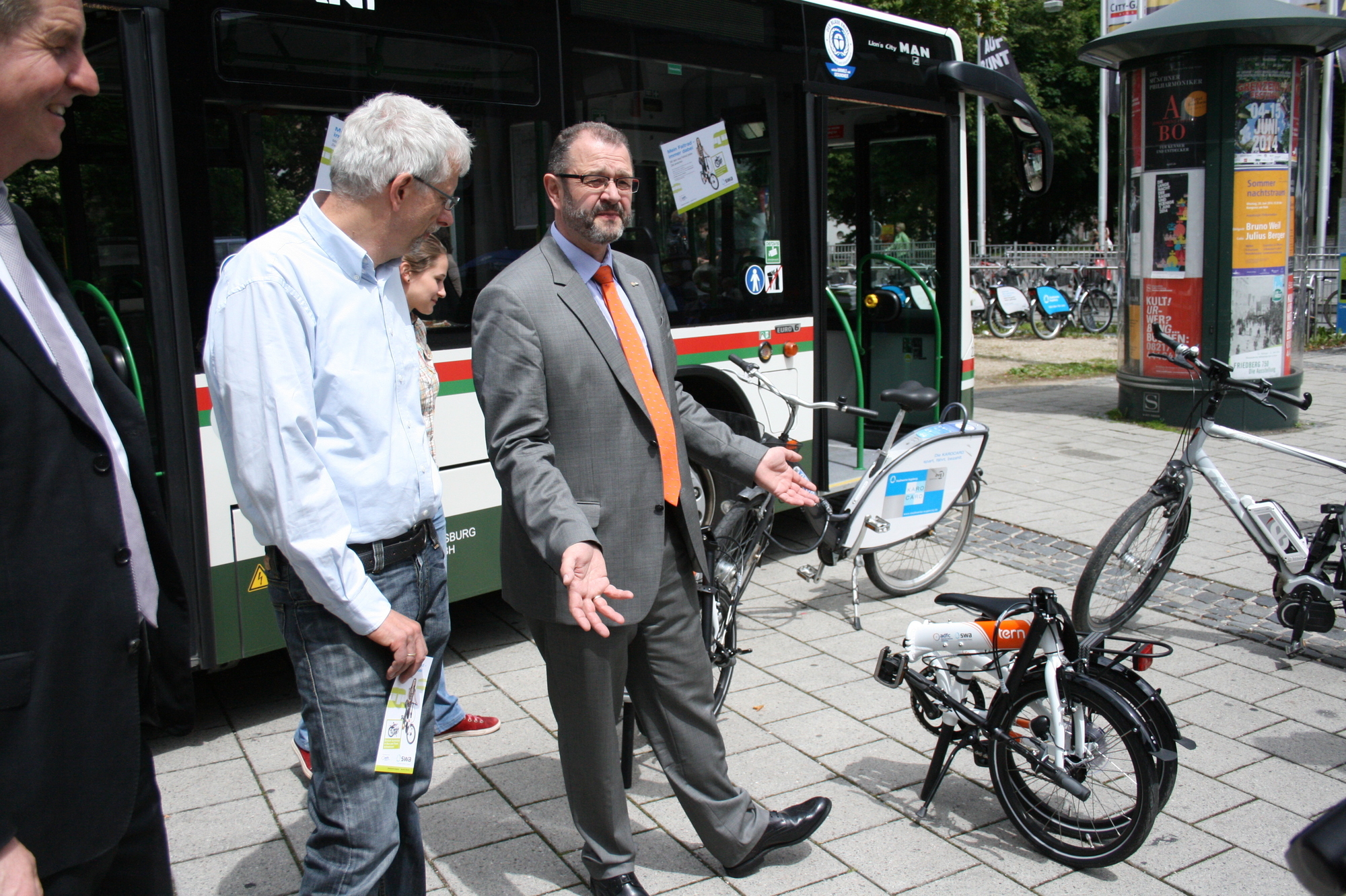 Die Stadtwerke Augsburg stellten gemeinsam mit dem ADFC das swa Faltrad vor. Foto: B4B Schwaben