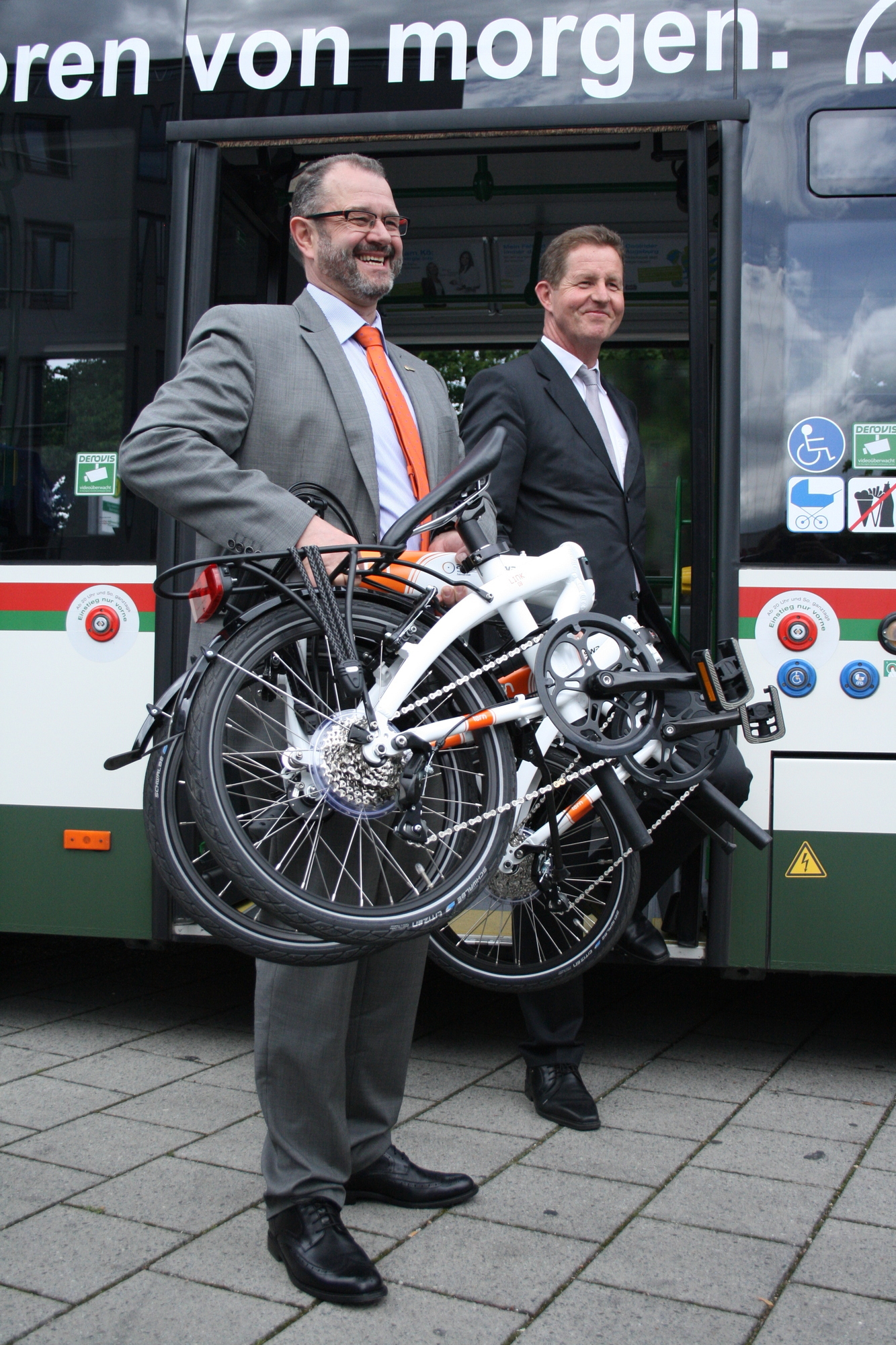 Die Stadtwerke Augsburg stellten gemeinsam mit dem ADFC das swa Faltrad vor. Foto: B4B Schwaben