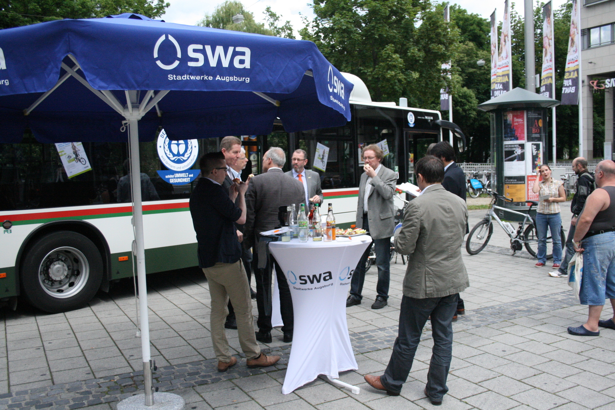 Die Stadtwerke Augsburg stellten gemeinsam mit dem ADFC das swa Faltrad vor. Foto: B4B Schwaben