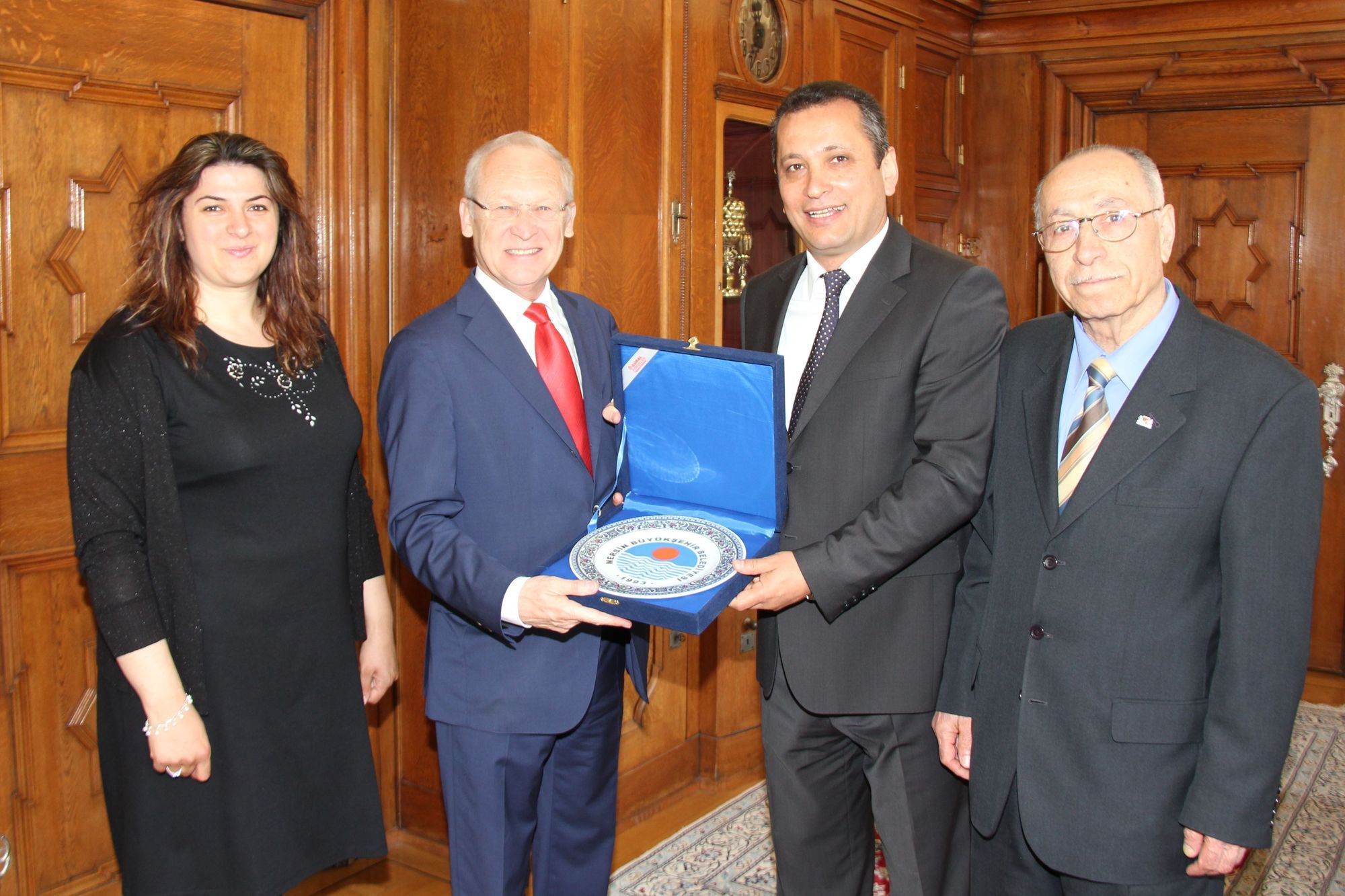 Dilhan Okatan, Oberbürgermeister Dr. Ivo Holzinger, Kadir Okatan, und Mehmet Yildirim. Foto: Mayer/Stadt Memmingen
