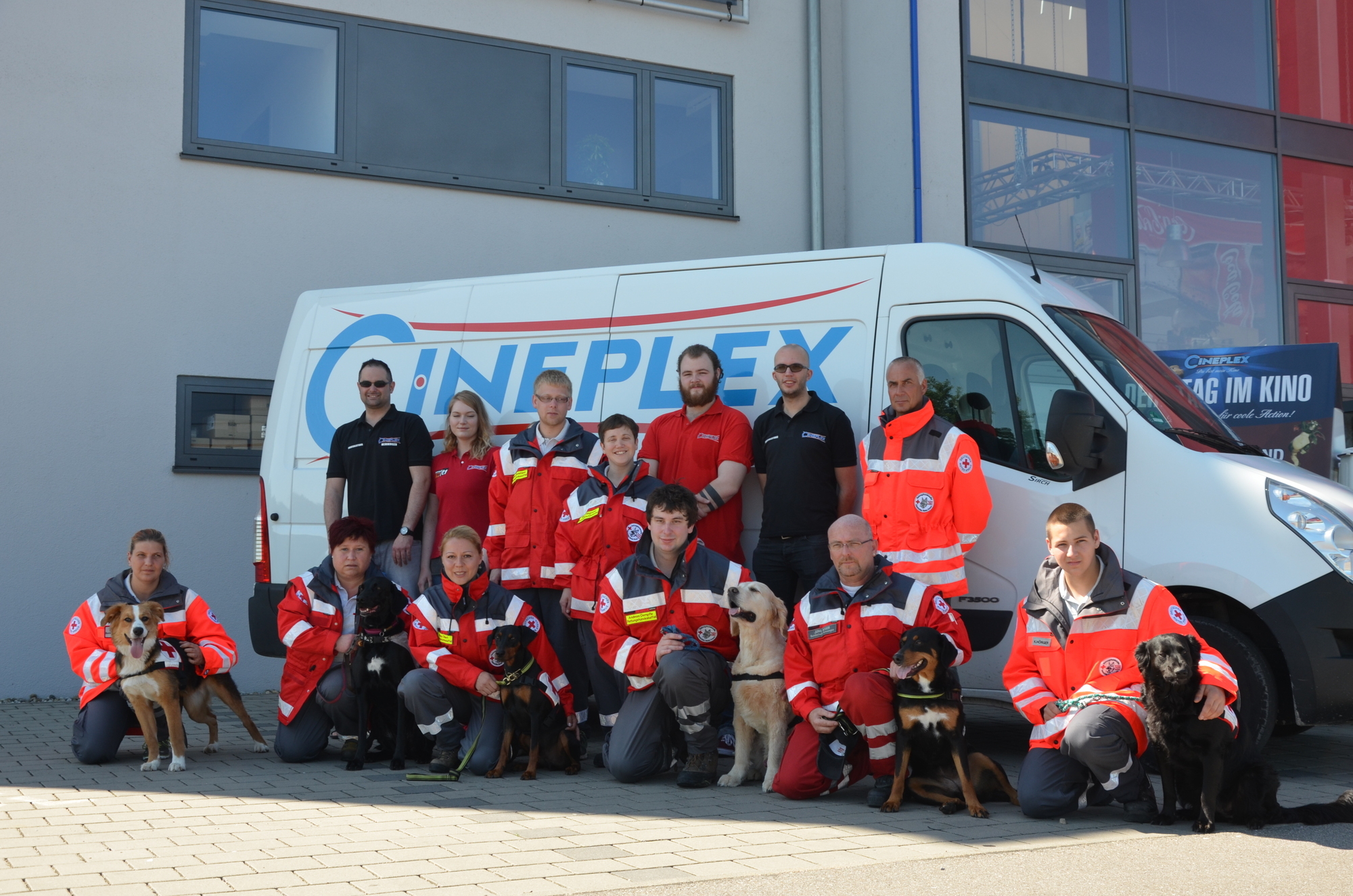 Die Rettungshunde mit Führern und Helfern vor dem Memminger Cineplex-Kino. Foto: Rettungshundestaffel Memmingen