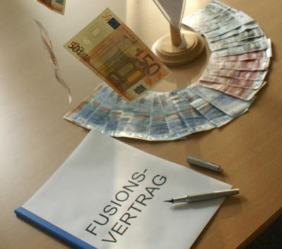 Raiffeisen-Volksbank Dillingen-Burgau eG und Volksbank Günzburg eG schließen sich zusammen. Foto: S. Hofschlaeger / pixelio.de