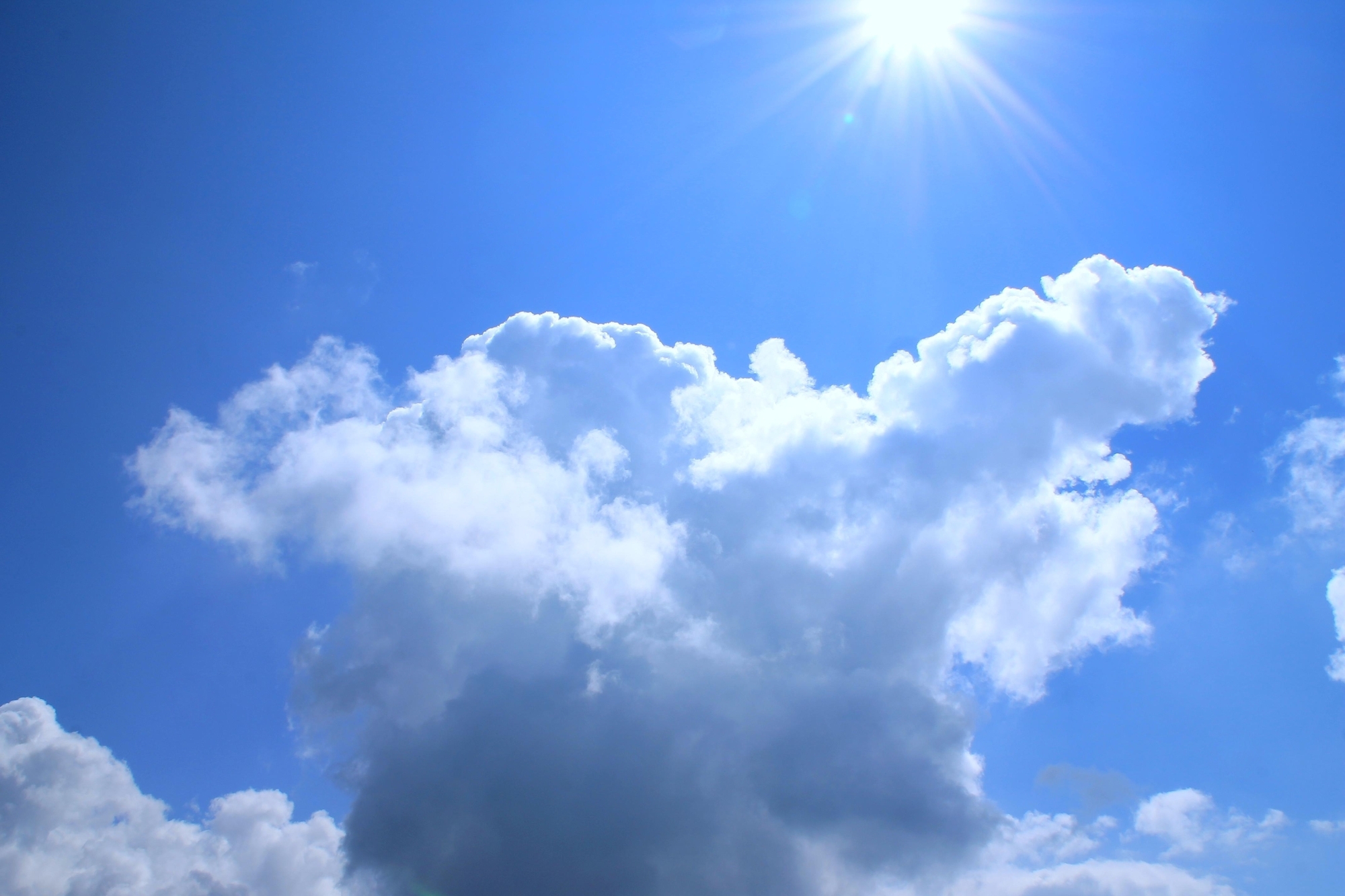 Sonne satt für die Solarbranche - nach schwierigen Jahren verziehen sich die dunklen Wolken. Foto: Wolfgang Dirscherl/pixelio
