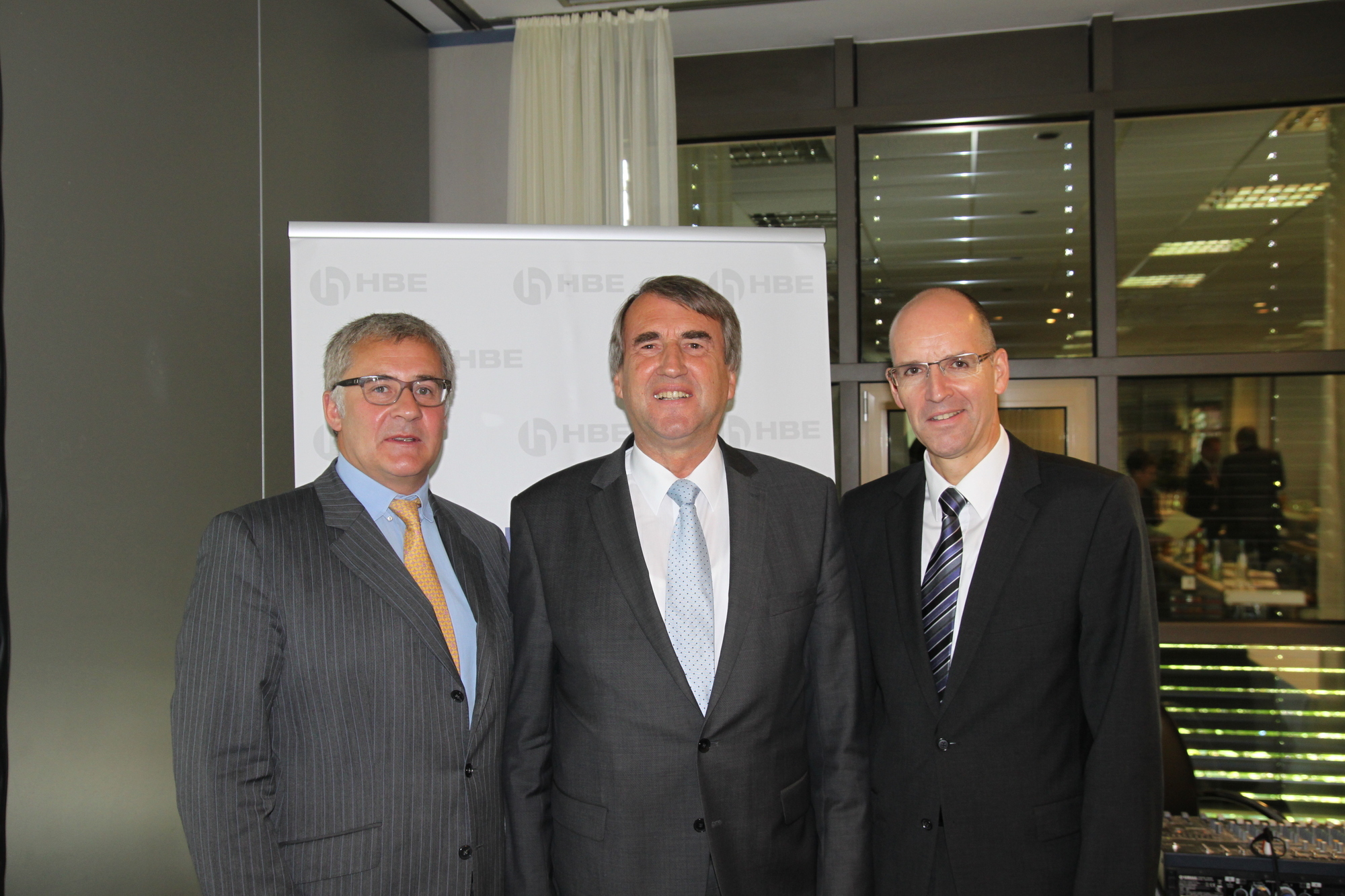Herr Läuger vom Handelsverband, Dr. Claussen von der LfA Förderbank und Dr. Aigner vom Handelsverband beim Austausch. Foto: LfA