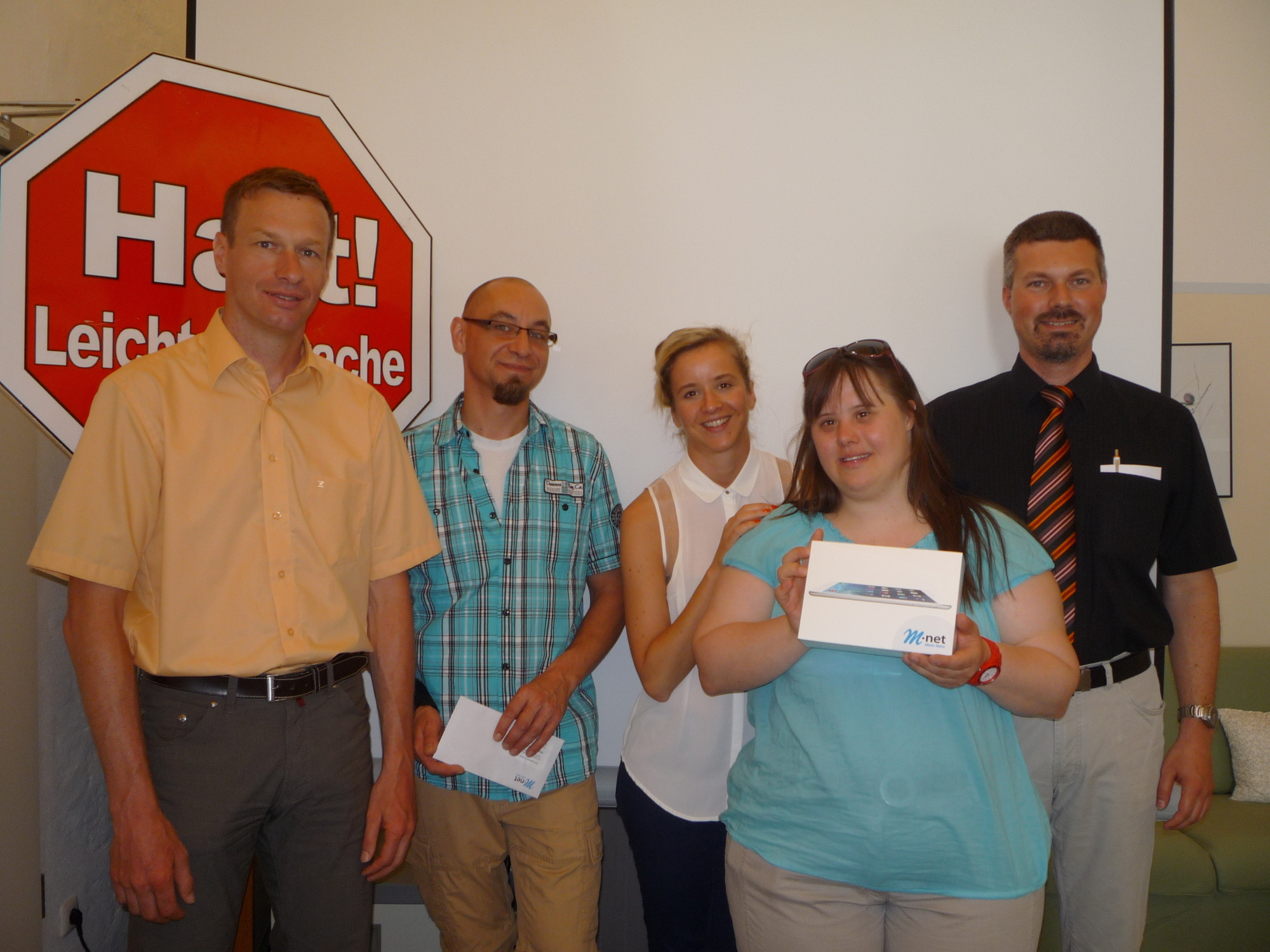 M-net übergibt CAD ihren Preis: ein iPad mini. Foto: M-net