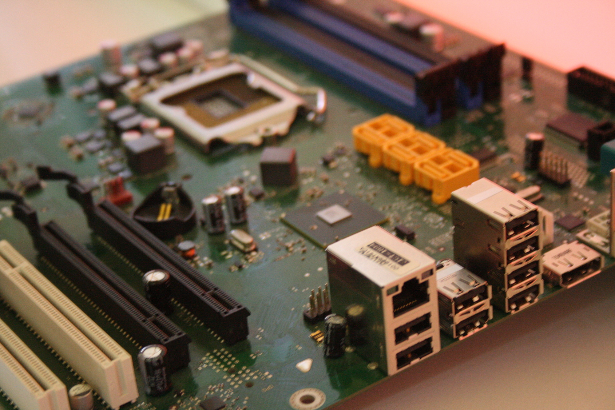 Fujitsu zeigt seine einzige PC-Fertigung, die es in Deutschland noch gibt. Foto: B4B SCHWABEN