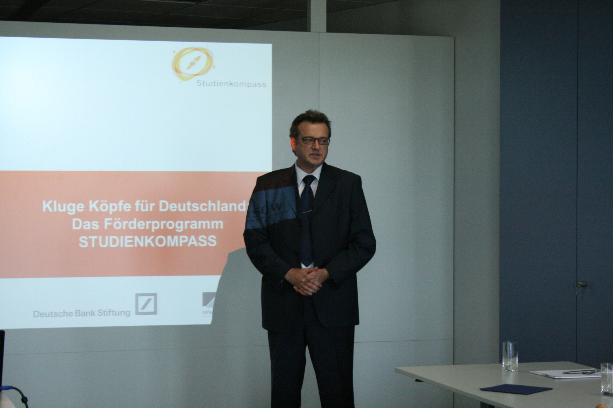 CADCON-Mitarbeiter informieren Schüler über die Karrieremöglichkeiten bei CADCON. Foto: B4B SCHWABEN
