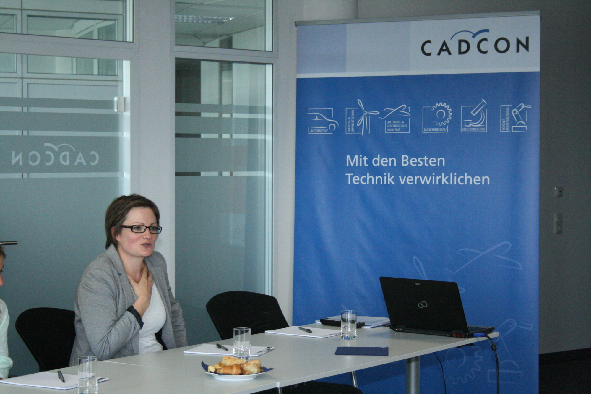 CADCON-Mitarbeiter informieren Schüler über die Karrieremöglichkeiten bei CADCON. Foto: B4B SCHWABEN