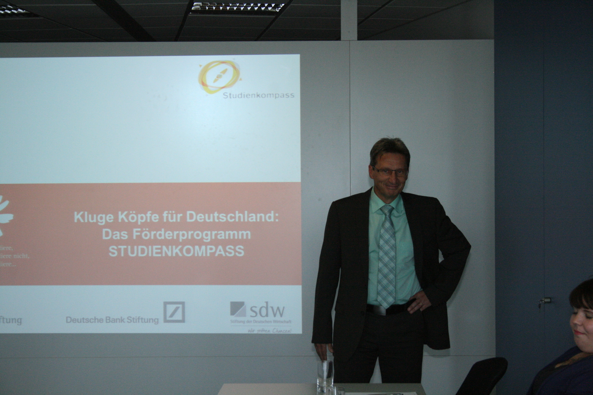 CADCON-Mitarbeiter informieren Schüler über die Karrieremöglichkeiten bei CADCON. Foto: B4B SCHWABEN