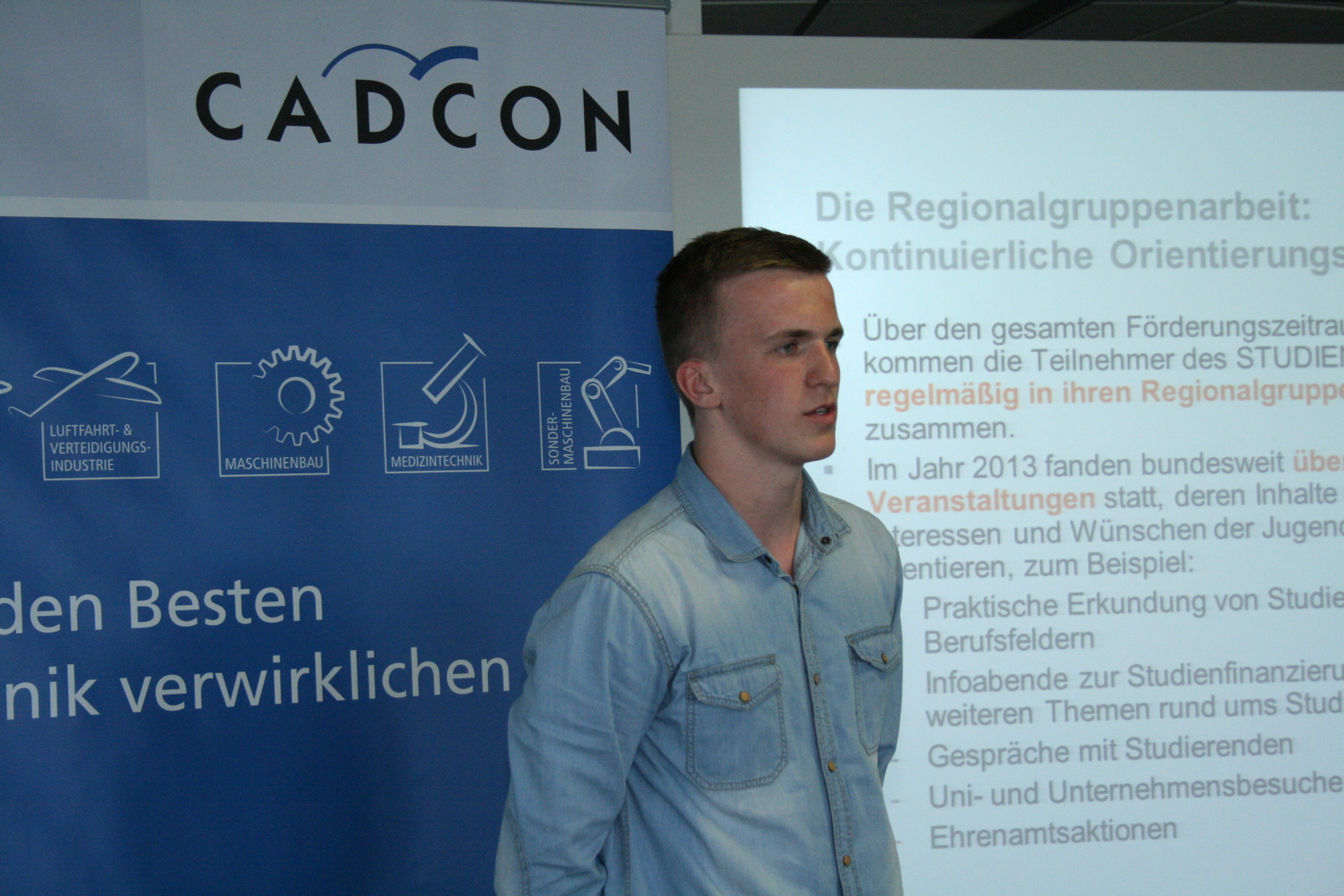 CADCON-Mitarbeiter informieren Schüler über die Karrieremöglichkeiten bei CADCON. Foto: B4B SCHWABEN