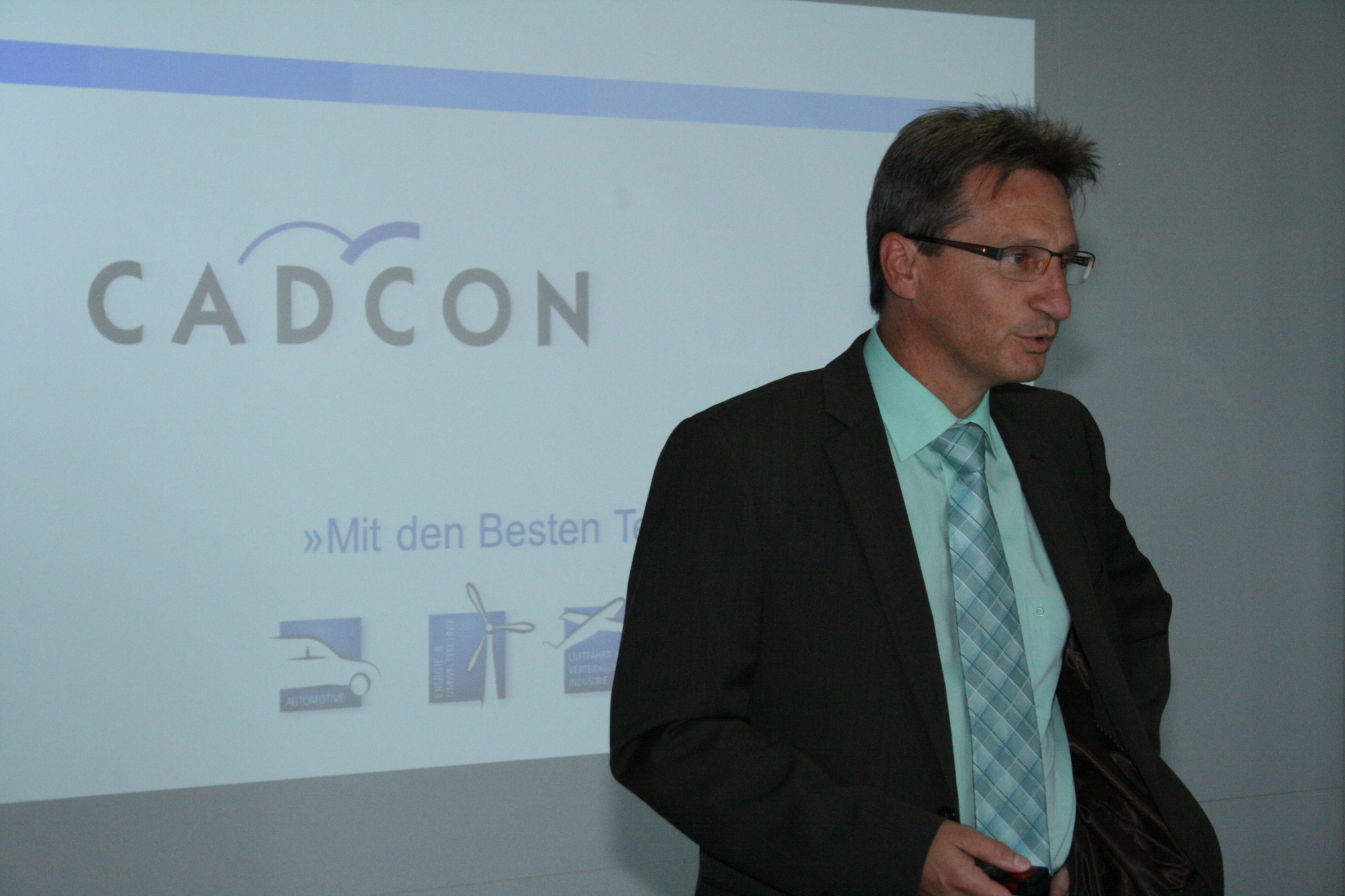 CADCON-Mitarbeiter informieren Schüler über die Karrieremöglichkeiten bei CADCON. Foto: B4B SCHWABEN