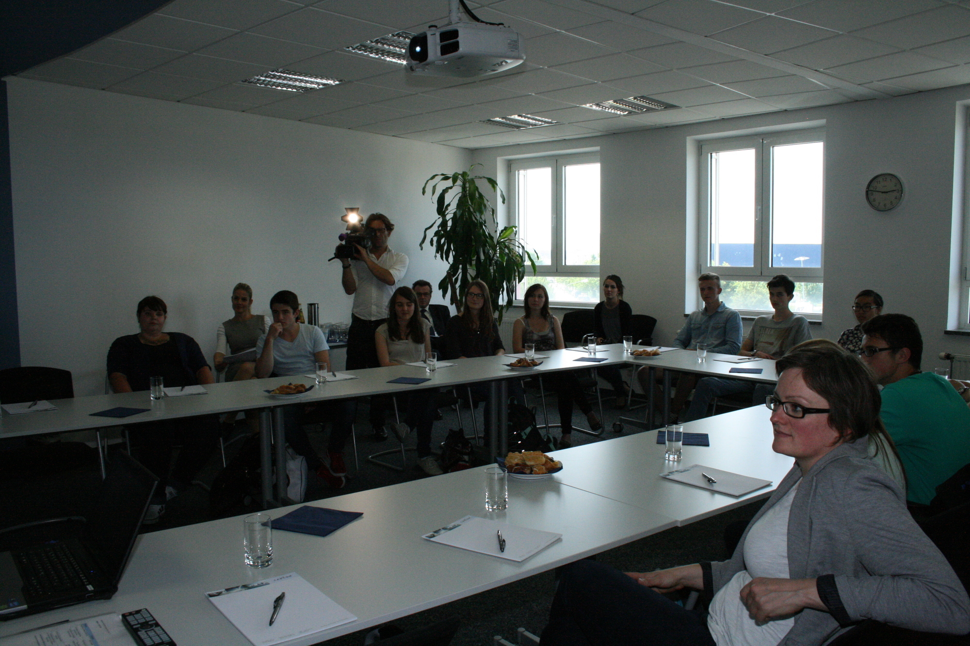 CADCON-Mitarbeiter informieren Schüler über die Karrieremöglichkeiten bei CADCON. Foto: B4B SCHWABEN