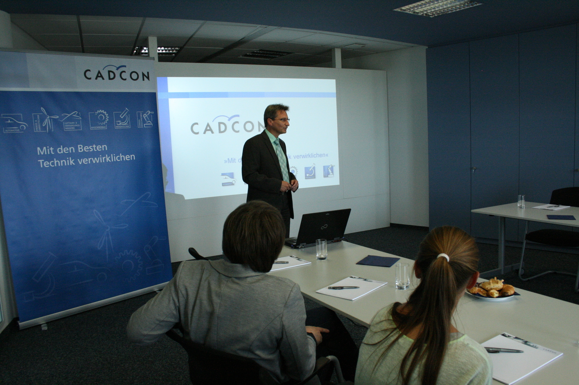 CADCON-Mitarbeiter informieren Schüler über die Karrieremöglichkeiten bei CADCON. Foto: B4B SCHWABEN