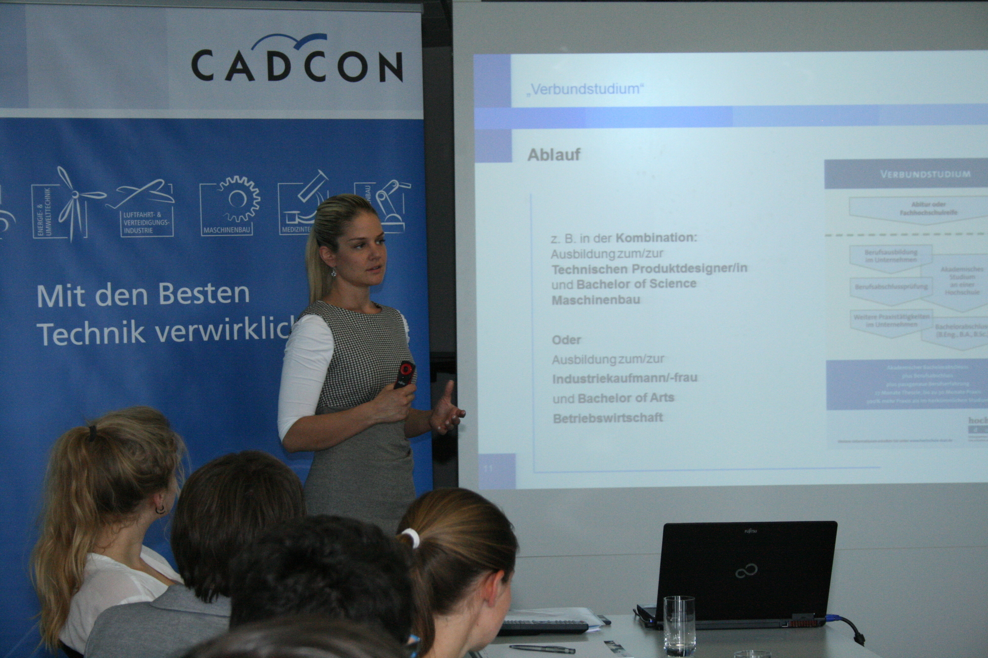 CADCON-Mitarbeiter informieren Schüler über die Karrieremöglichkeiten bei CADCON. Foto: B4B SCHWABEN