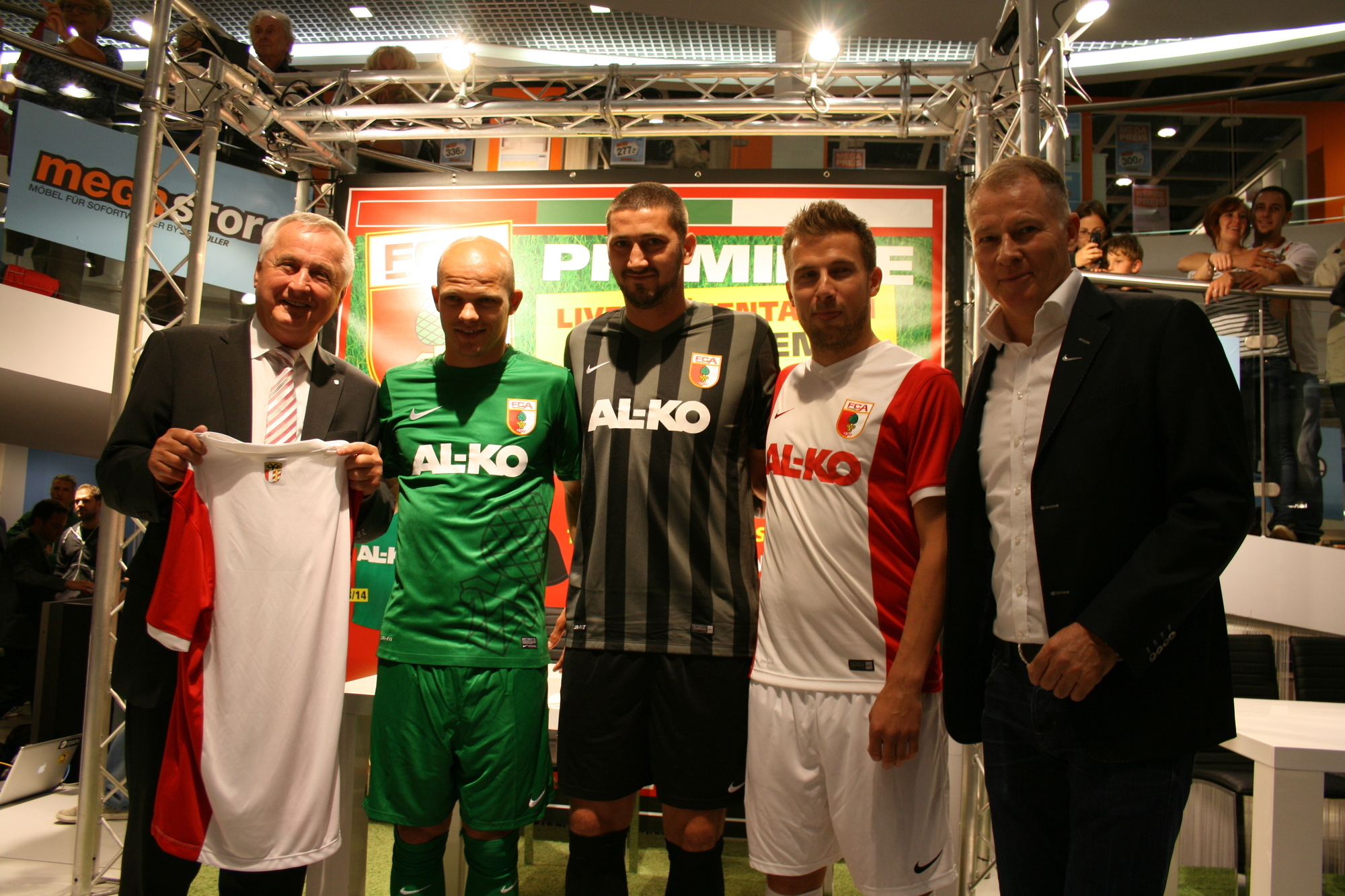 Die Präsentation der neuen NIKE-FCA-Trikots im Einrichtungshaus Segmüller. Foto: B4B SCHWABEN