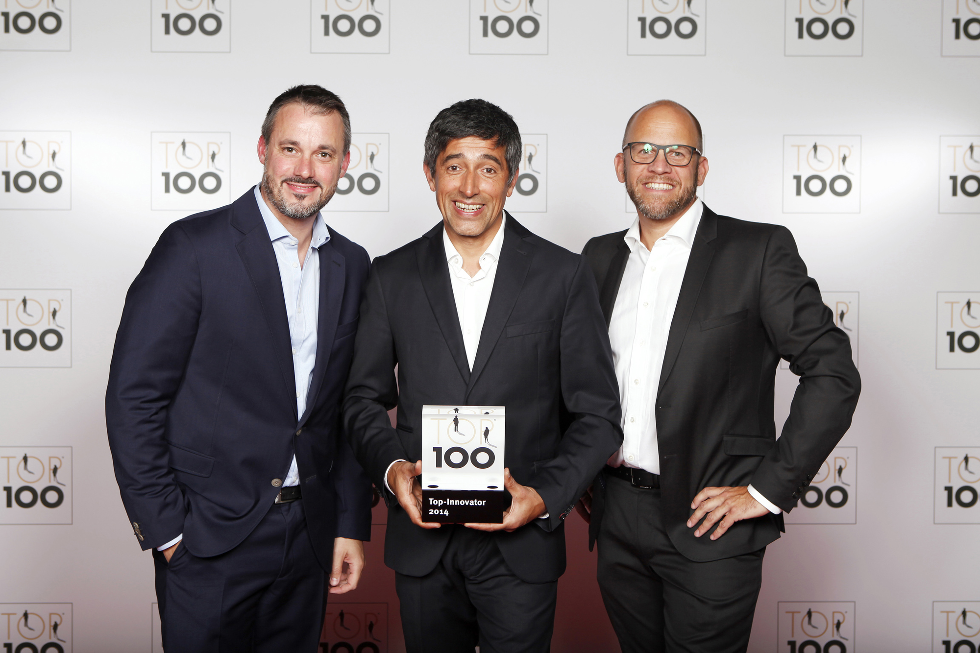 Mirco Bastiani, „Top 100“-Mentor Ranga Yogeshwar und Christian Oppitz bei der Top 100 Verleihung in Essen. Foto: Molkerei Groppe