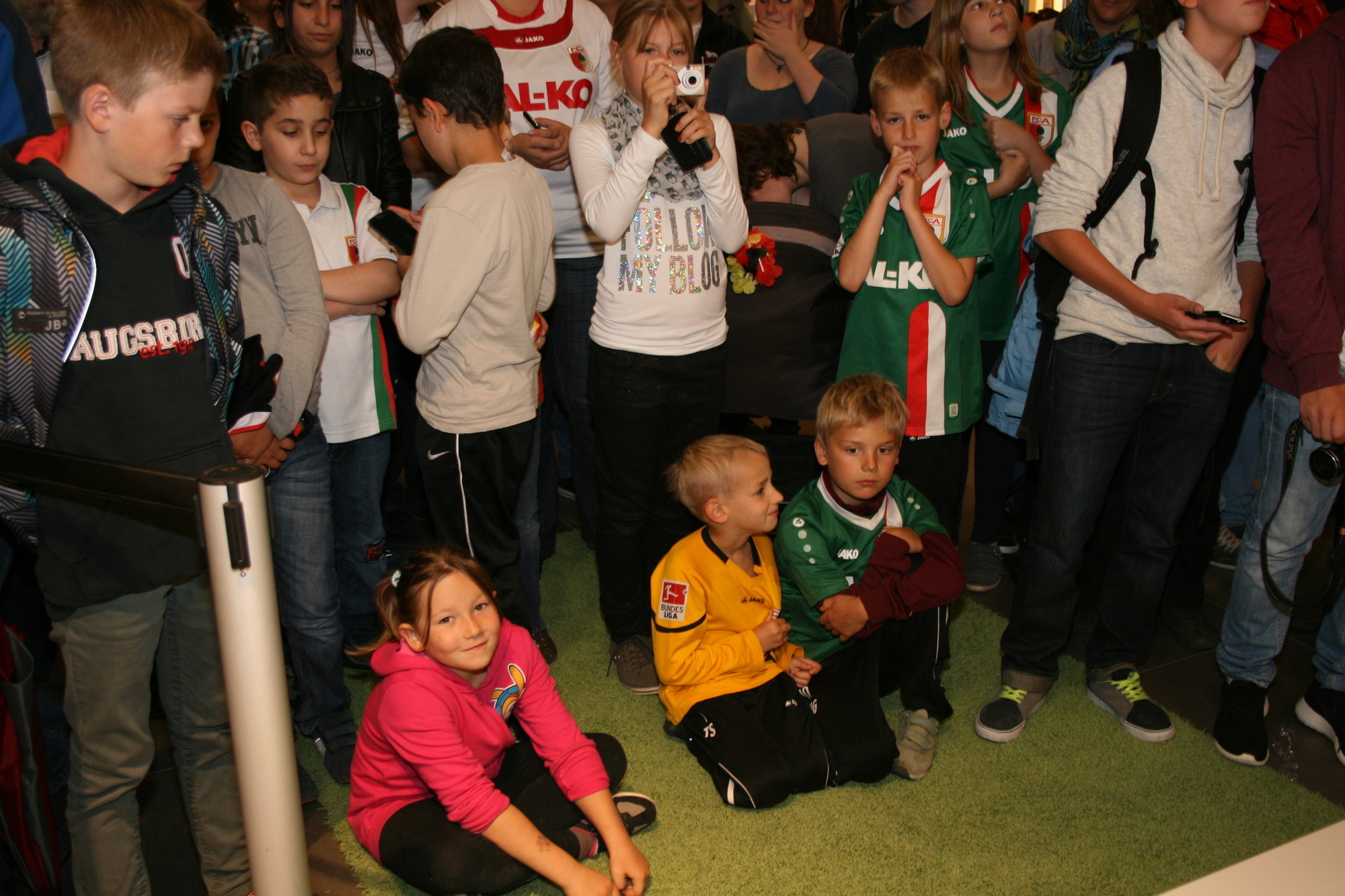 Die Präsentation der neuen NIKE-FCA-Trikots im Einrichtungshaus Segmüller. Foto: B4B SCHWABEN