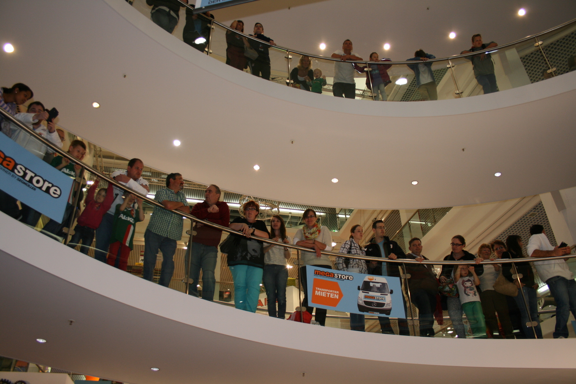 Die Präsentation der neuen NIKE-FCA-Trikots im Einrichtungshaus Segmüller. Foto: B4B SCHWABEN