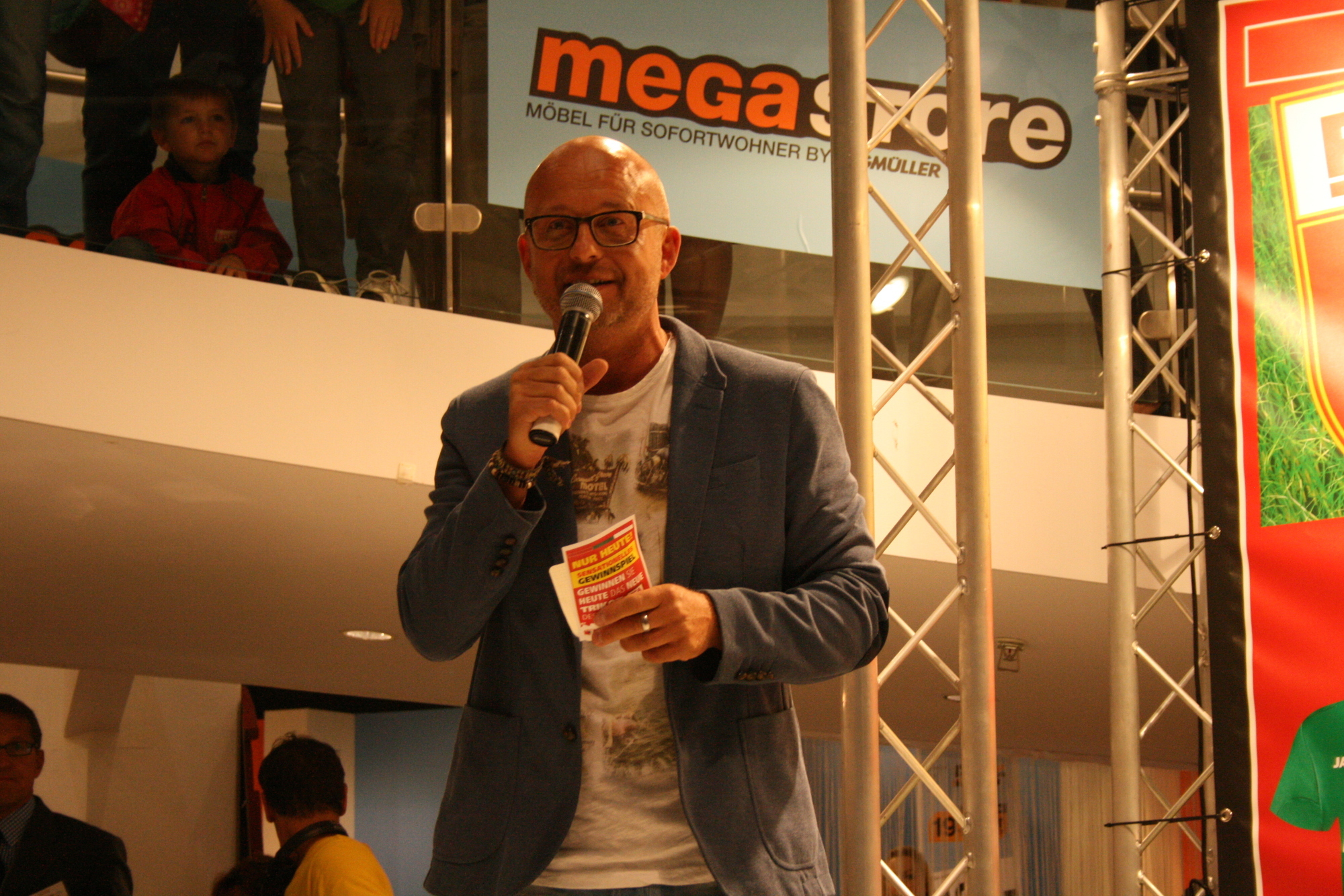 Die Präsentation der neuen NIKE-FCA-Trikots im Einrichtungshaus Segmüller. Foto: B4B SCHWABEN