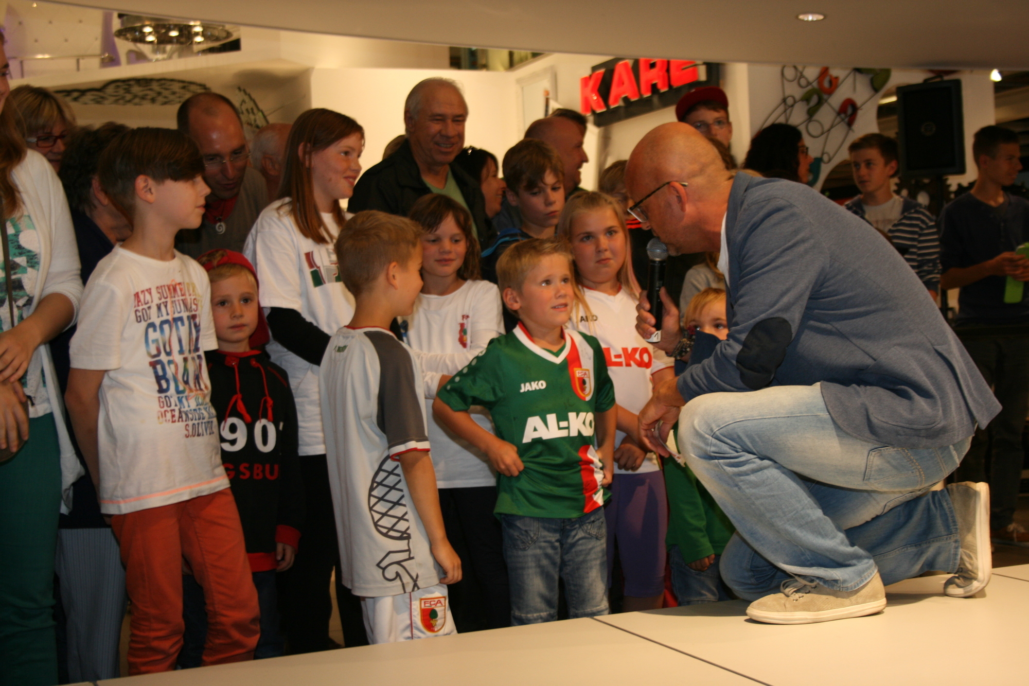 Die Präsentation der neuen NIKE-FCA-Trikots im Einrichtungshaus Segmüller. Foto: B4B SCHWABEN