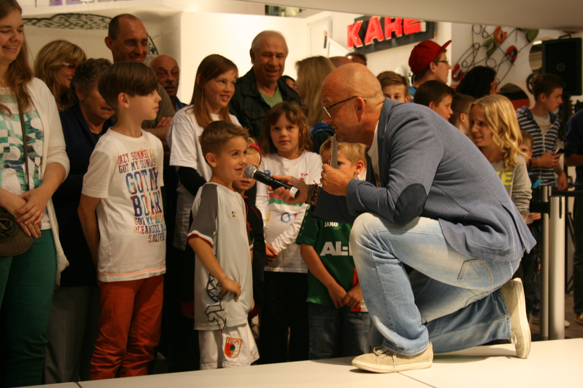 Die Präsentation der neuen NIKE-FCA-Trikots im Einrichtungshaus Segmüller. Foto: B4B SCHWABEN