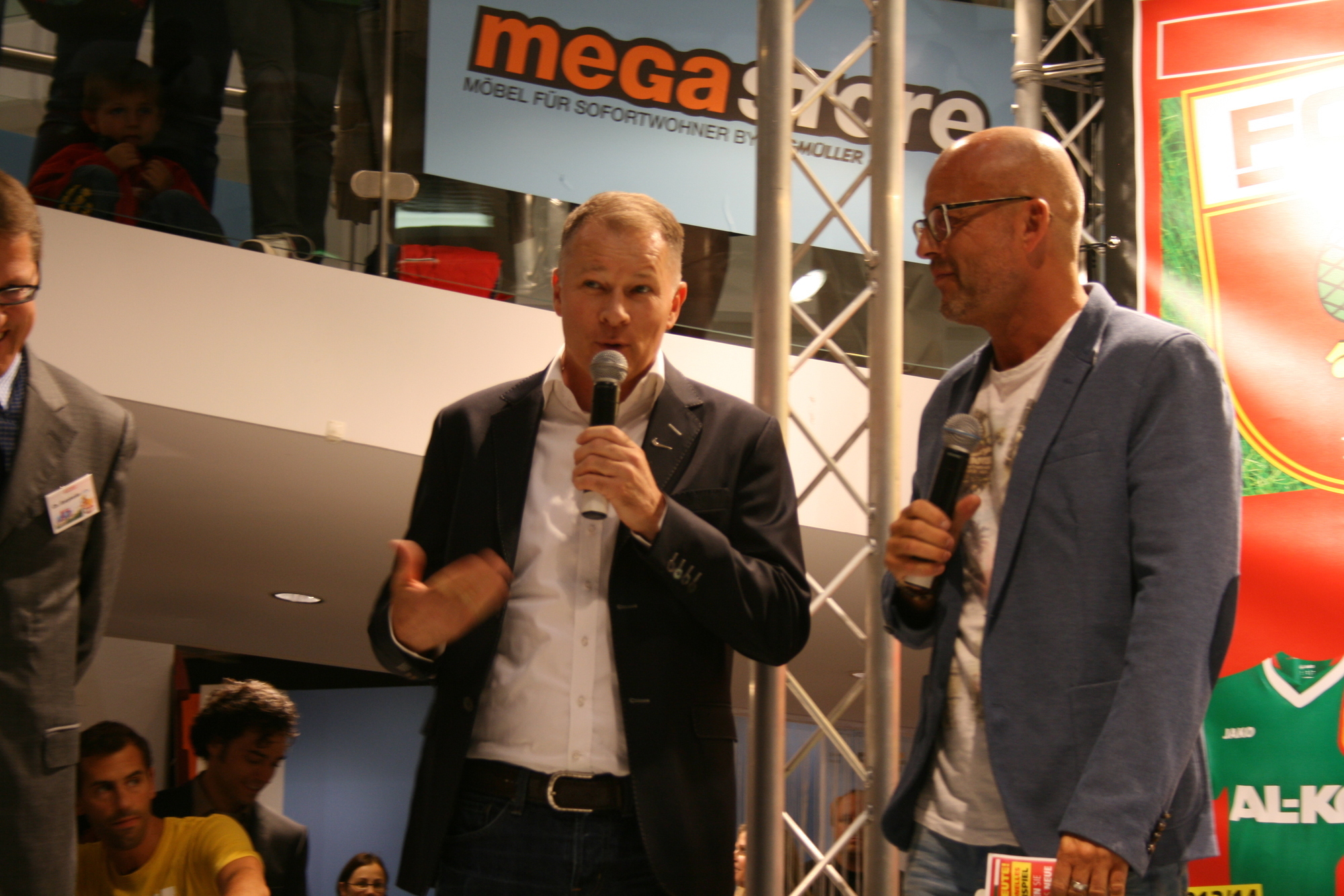Die Präsentation der neuen NIKE-FCA-Trikots im Einrichtungshaus Segmüller. Foto: B4B SCHWABEN