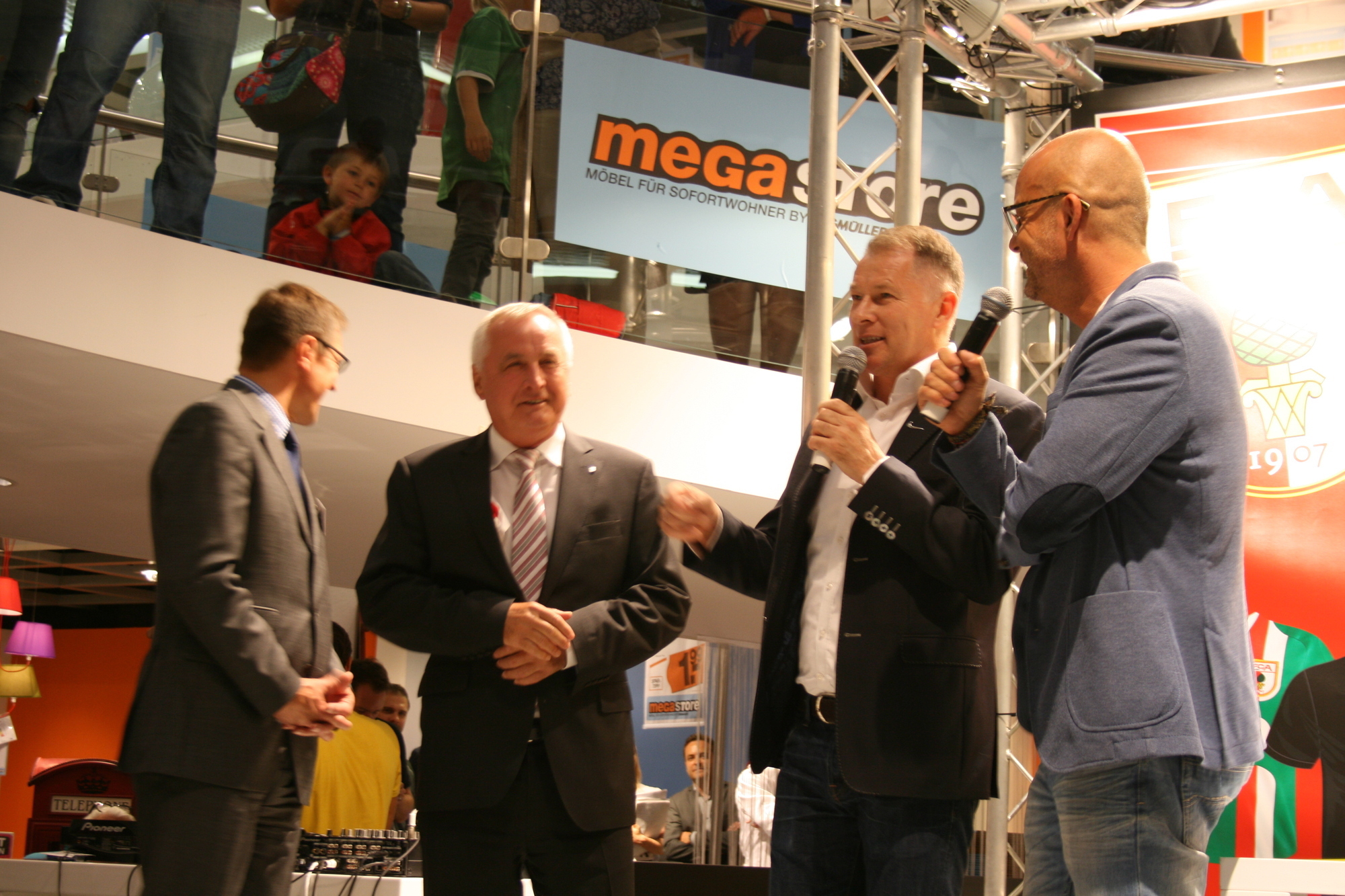 Die Präsentation der neuen NIKE-FCA-Trikots im Einrichtungshaus Segmüller. Foto: B4B SCHWABEN