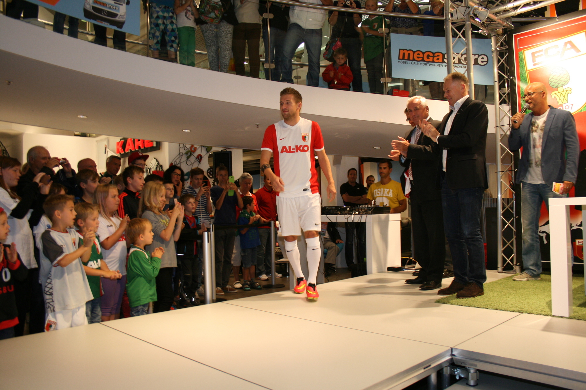 Die Präsentation der neuen NIKE-FCA-Trikots im Einrichtungshaus Segmüller. Foto: B4B SCHWABEN