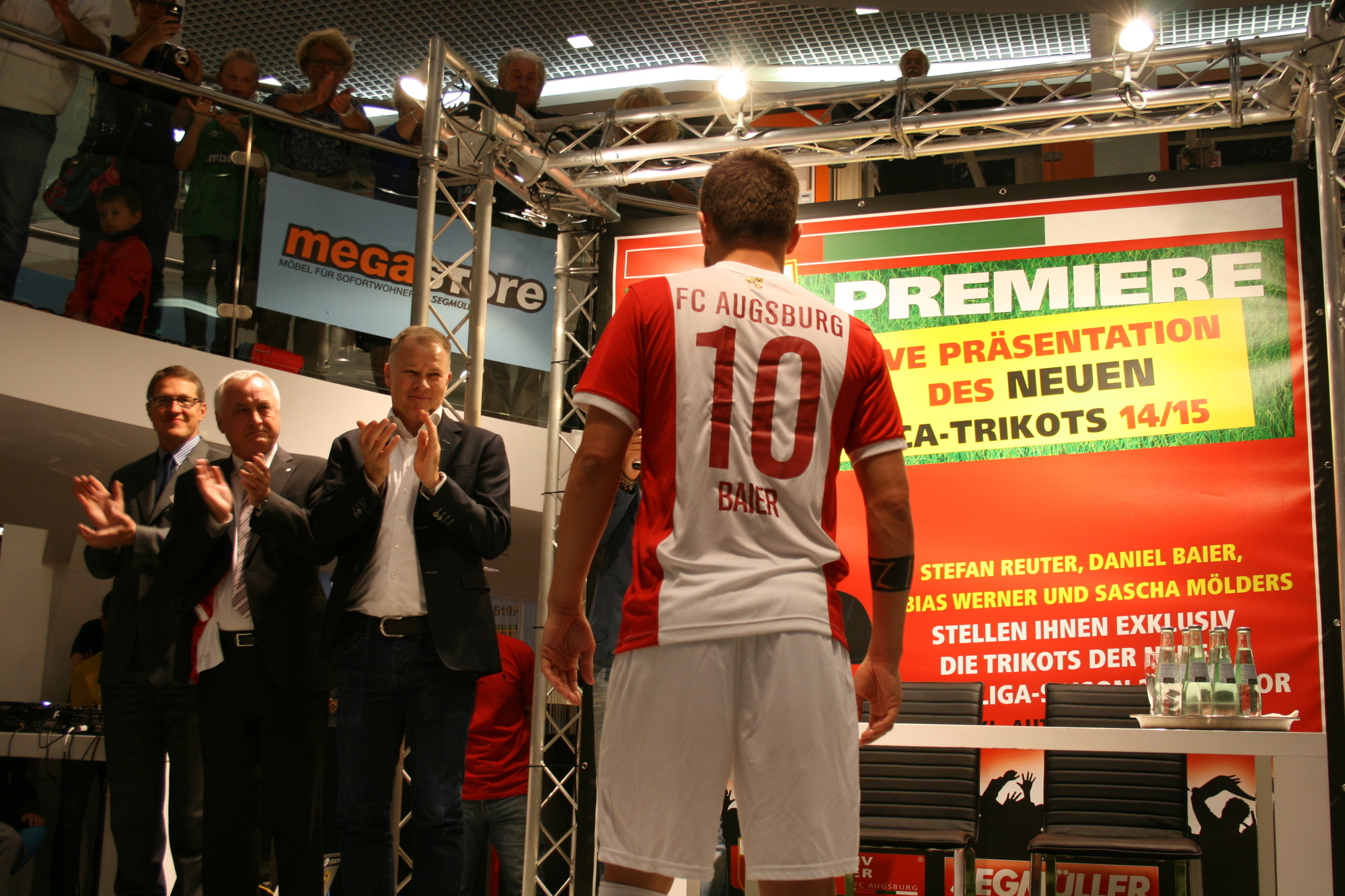 Die Präsentation der neuen NIKE-FCA-Trikots im Einrichtungshaus Segmüller. Foto: B4B SCHWABEN
