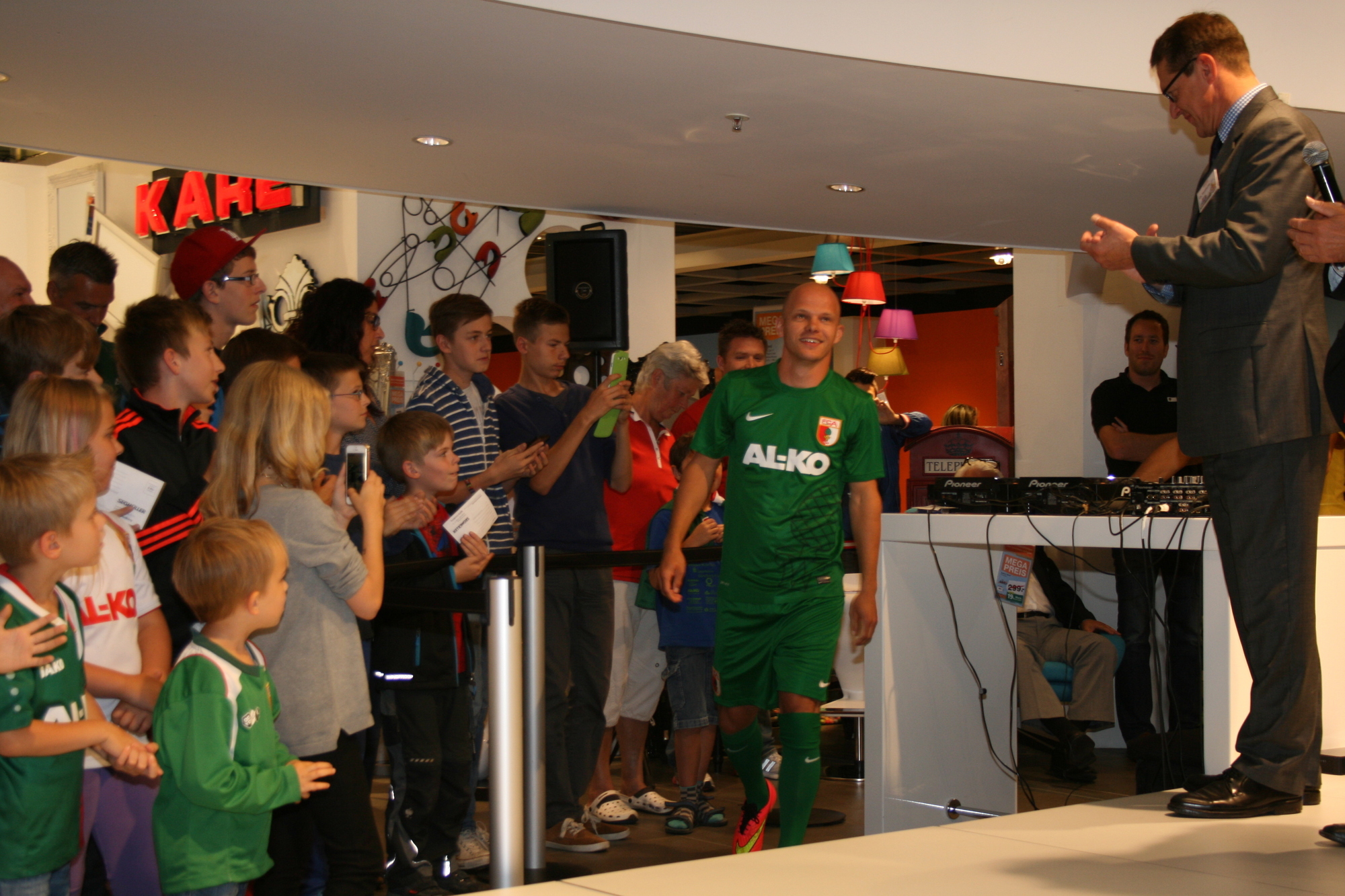 Die Präsentation der neuen NIKE-FCA-Trikots im Einrichtungshaus Segmüller. Foto: B4B SCHWABEN
